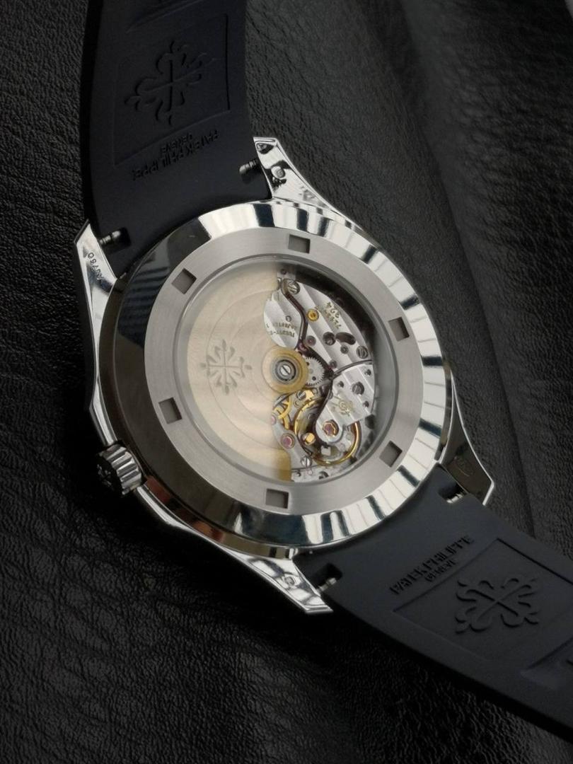 百达翡丽 5168G 配重手雷 1.壳套采用特殊材质CNC原版数据开模，整表重量和正品几乎没有区别，不同于市场普通版本上手轻飘飘，整表120克重 2.机芯选用324/330 一体开模机芯(3k同源机芯) 3.表壳尺寸42mm 厚度8.3mm(跟足原版) 4.所用配件，字面，针，胶带严格参照原版颜色开模定制，精益求精 5.表壳不锈钢 内部加重 承诺所有本厂出的配重表款绝不掉皮，掉皮无理由更换全新 6.表扣 表壳全部冲压贵金属logo 非腐蚀激光垃圾工艺！