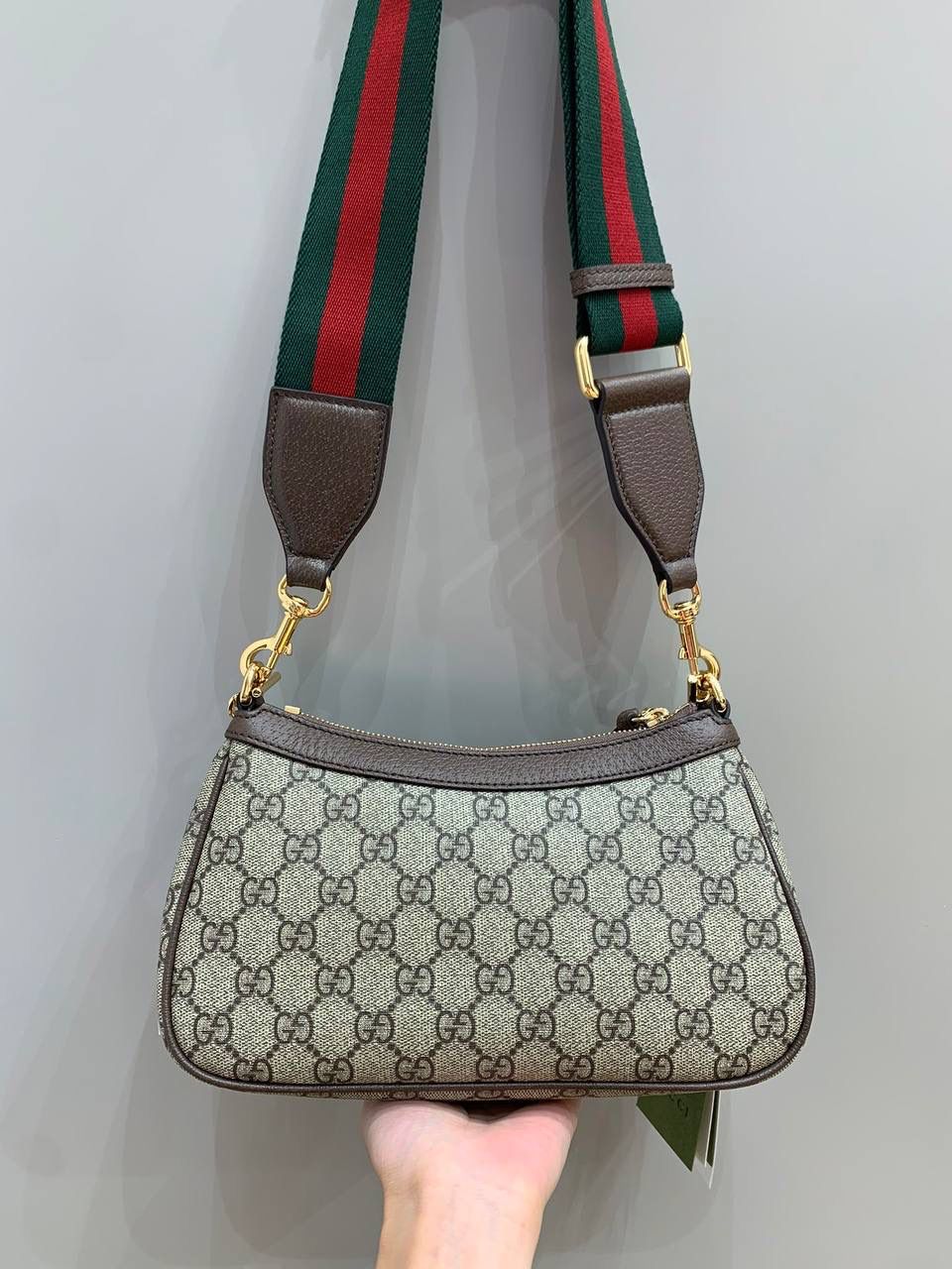 新背景实拍正品级 。新晋断货王🔥 🍓草莓包估计都抢疯了吧，确实是很耐看，即使这么久了，现在来看依旧是好看的，还是很想入手的经典款，没想到一向保守的Ophidia系列，现在居然会加上草莓这种元素，居然也不会别扭，反而增加了一些可爱感！ 型号 735132 尺寸25/15/6cm