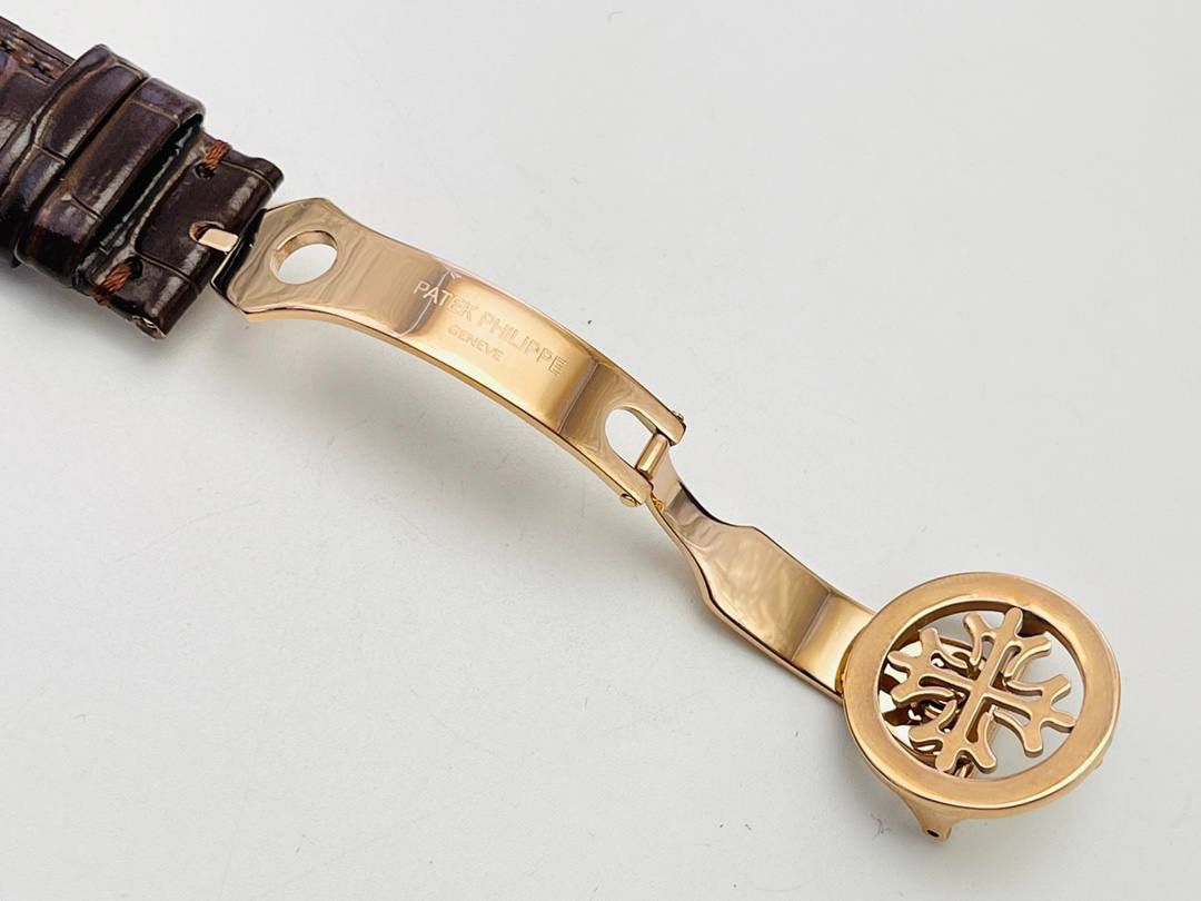 百达.翡丽最热门款式，PP复杂功能计时系列5146R 5147🔥🔥 1⃣️采用39MM表盘直径，精巧绝伦！ 2⃣️搭载高性能Cal.324自动机械机芯，具备年历，日期，月份和月相显示功能，提供了强大的时间衡量功能，表盘设计中心大秒针，是时间易于读取。 3⃣️相信这样的一款腕表会是很多爱表人士所梦寐以求的，但是就如它水中月的意象一样，可遇而不可求，所以，如果有个机会出现在你面前，那么就好好珍惜吧。