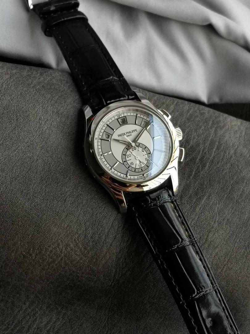 2024墙裂推荐 重金打造经典时计】——百达.翡丽复杂功能系列5905R-010重磅登场，迄今推出的首款Nautilus复杂腕表，以超复杂的工艺技术打造休闲运动腕表。 1⃣️小身板大能量：尽揽以下功能∶12点位日历功能 10点位星期功能 2点位星期功能 6点位24小时。所有功能都可正常使用。 2⃣️机芯采用复刻版Cal.240自动上链机芯，在实现外观的逼真前提下，功能一并完美诠释。 3⃣️改装大师独立制表人，倾情参与定制改装表盘颜色，给予独一无二的腕表增添有趣的灵魂！ 匠心力作 欢迎各位表友品鉴！