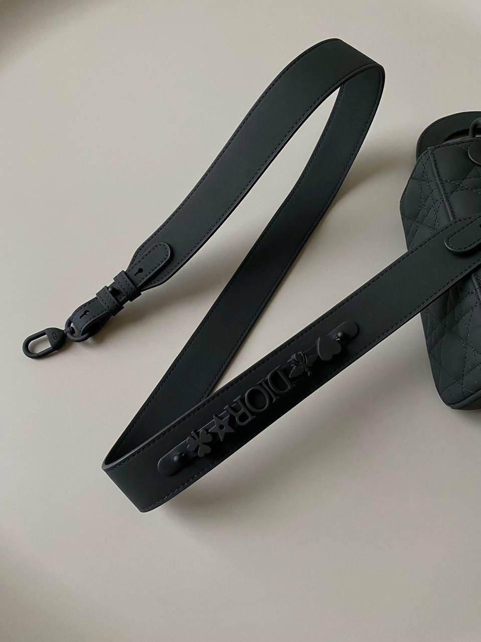 🈶磨砂黑 𝗗𝗜𝗢𝗥 𝗟𝗮𝗱𝘆磨砂四格 大热门款，老客的补单王 进口磨砂牛皮材质，同色哑光五金 比羊皮漆皮都要高级不少 没有了大家闺秀的矫柔造作 暗黑风多了些特立独行的酷劲儿 20×16.5×8cm #4360m