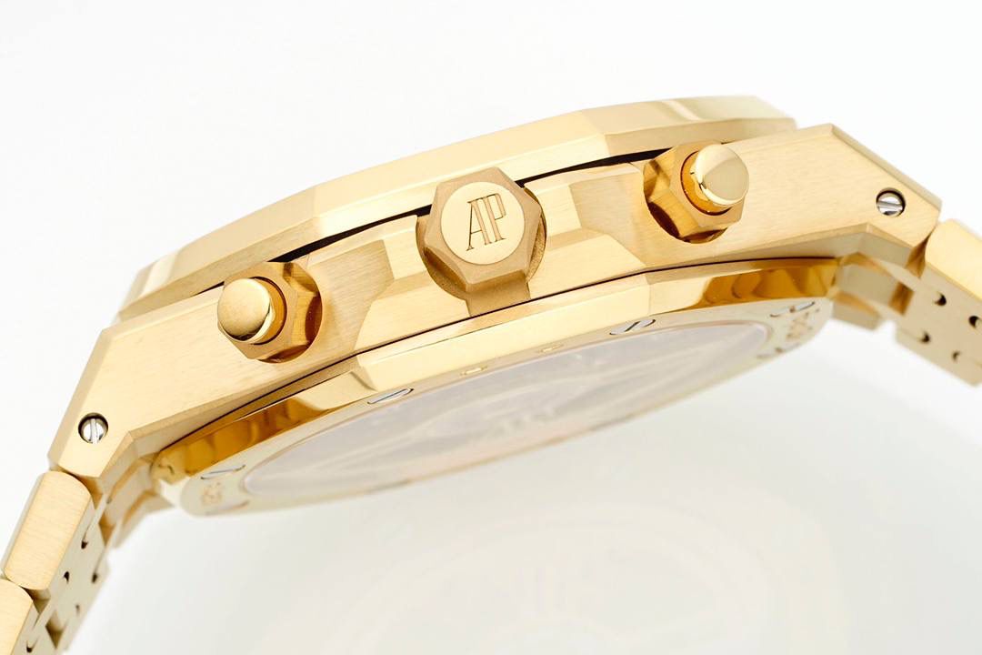 🚀新品爱彼皇家橡树系列26240系列，是一款41毫米精钢自动上链计时码表，搭载APS开发自研Calibre 4401一体机芯，具备飞返计时、小时/分钟/小秒显示及日期功能。其标志性八角形表圈配以八颗六角螺丝，搭配“Grande Tapisserie”大型格纹表盘，层次感鲜明。一体式精钢表链延续了1972年首款皇家橡树的经典设计，兼具运动与优雅。全新开发一体机芯采用导柱轮与垂直离合结构，振频28,800次/小时，与原版完全一致，动力储存约70小时，防水深度50米。AP融合高级制表工艺与前卫美学，是奢华运动腕表的典范之作。💯🔥🔥