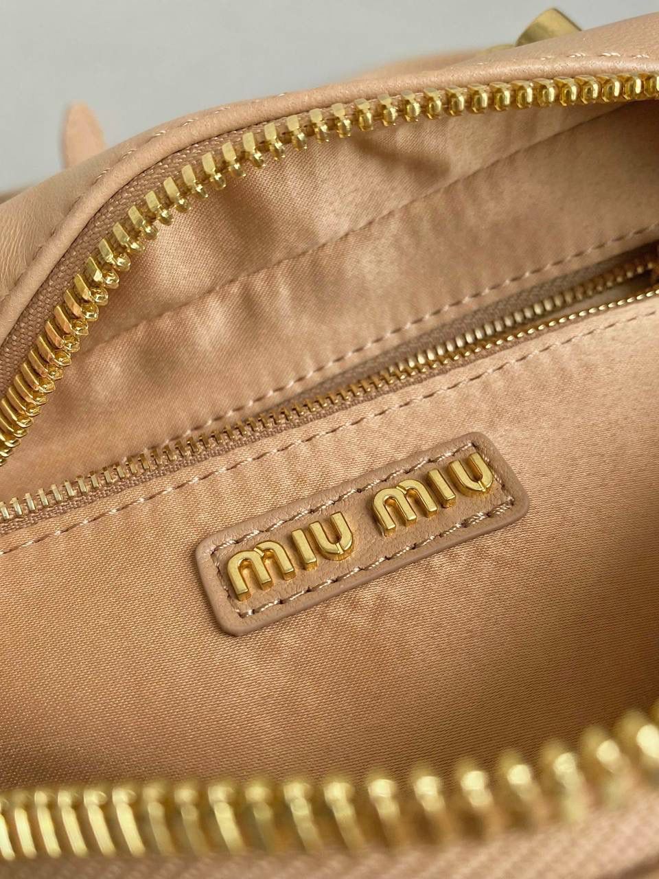 🈶沙黄色小号 𝗠𝗶𝘂𝗠𝗶𝘂褶皱保龄球 火爆全网都不用多说，人手一只的程度 我们用的是进口小羊皮！非国产皮料 肉眼可见的细腻，软软糯糯触感非常好！他家经典独特的褶皱工艺，是要有一定厚度 底料太薄了都做不出它的饱满和弹性 更不是市场通货干瘪瘪的褶皱，实在太假 我们新合作的老师傅在这细节上扣的很认真 一缕一折都有zp的神韵，且做到对版！！ 追求高品质的来🔥⚡️ 小号：22×10.5×7.5cm，#F0011m 大号：27x12x9cm