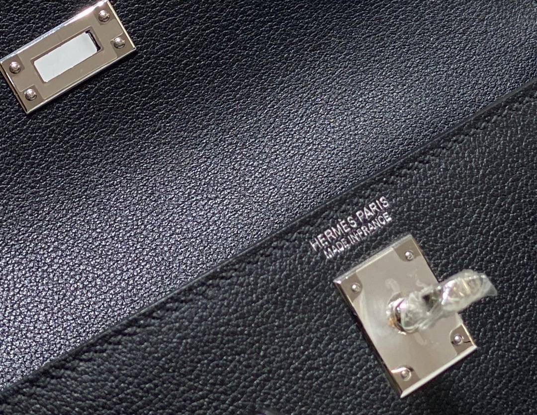 『黑银』 ‘’Kᴇʟʟʏ ᴅᴀɴsᴇ • Evercolor 🎀 时尚圈就是一个圆！ 最厉害的就是六种背法： 斜背、侧背、肩背、腰包、背包、手包 集美们一定要安排起来‼️ 22Cm