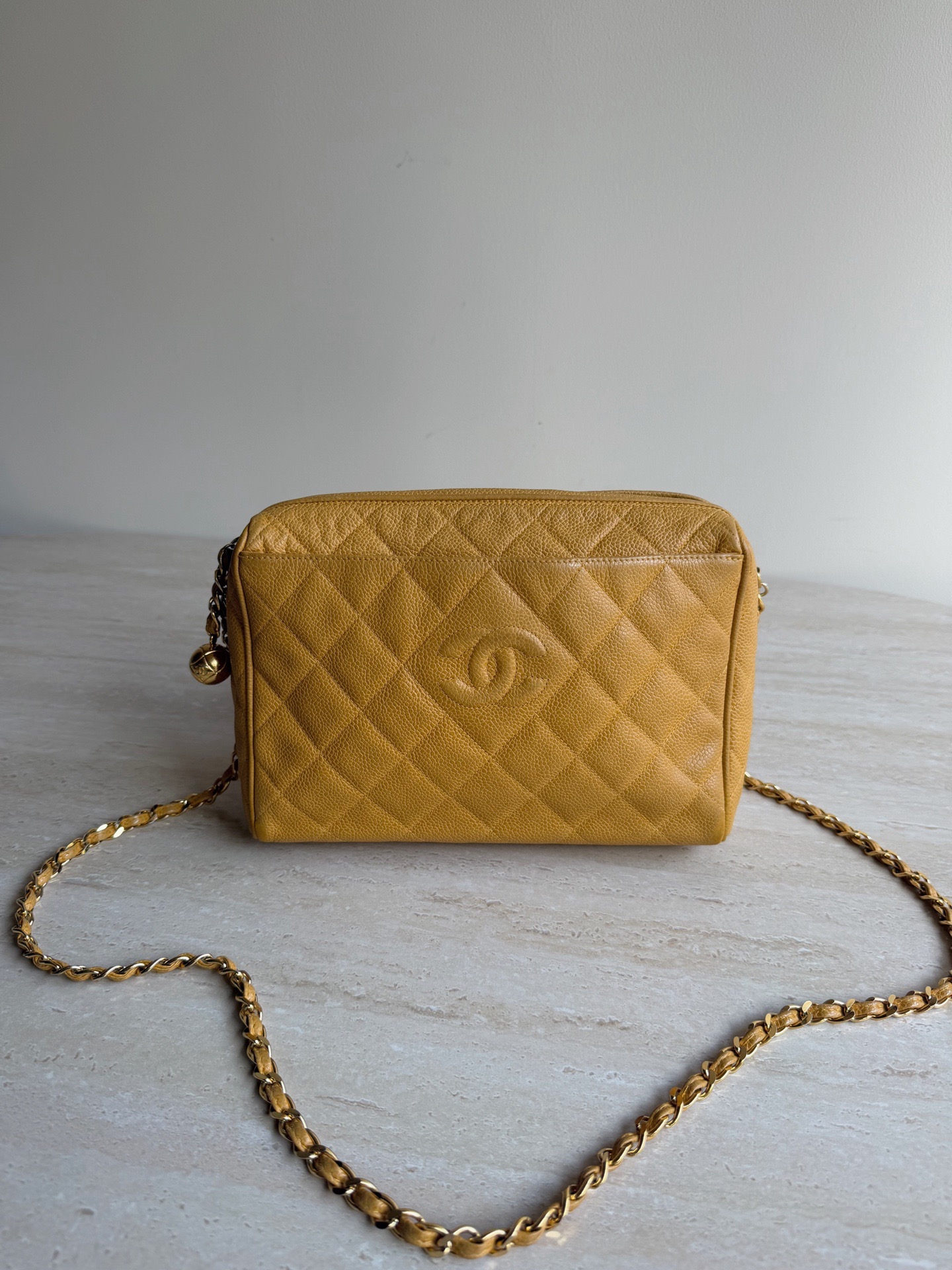 【預訂貨品】Chanel中古金球相機包 