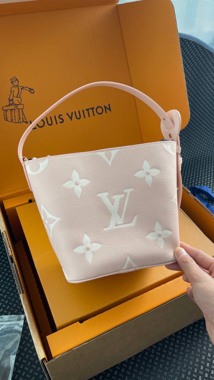 LV ALL IN BB粉色👜✨ 来看包型的变化 自身的功能真的非常吸引人！ 首先包包自身本来就有4种的形态随你变换！！ 蝴蝶结你想放在哪儿都能给你设计明白，allin就是容量足够大，出门旅行你想拿什么都能给你装好！！ 简单的水桶包型，把包身两侧的挂钩连起来，还可以 get一只“菜篮子” 前后再捏起来，它还可以变成一只可爱的小福袋， 真的好神奇！😍😍