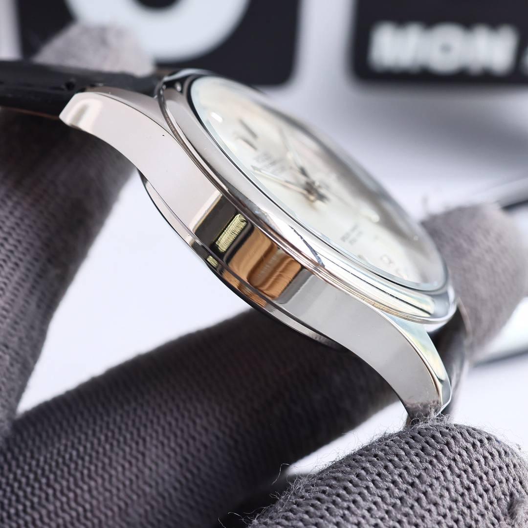 最新爆款主推 劳力士【ROLEX】男士腕表 采用独特的表盘设计 搭配夜光钉而来的是更高档奢华的劳力士， 初识劳力士必憧憬有朝一日能拥有它，戴上劳力士必顺风顺水必发达，你值得拥有，欢迎评鉴！！ 机芯：搭配全新进口机芯8215（零返修） 尺寸：40x10mm🥇 镜面：蓝宝石玻璃永不刮花 材质：316L精钢表壳 动力：储存48小时 防水深度：100米🥈 🥉 意大利小牛皮带！！