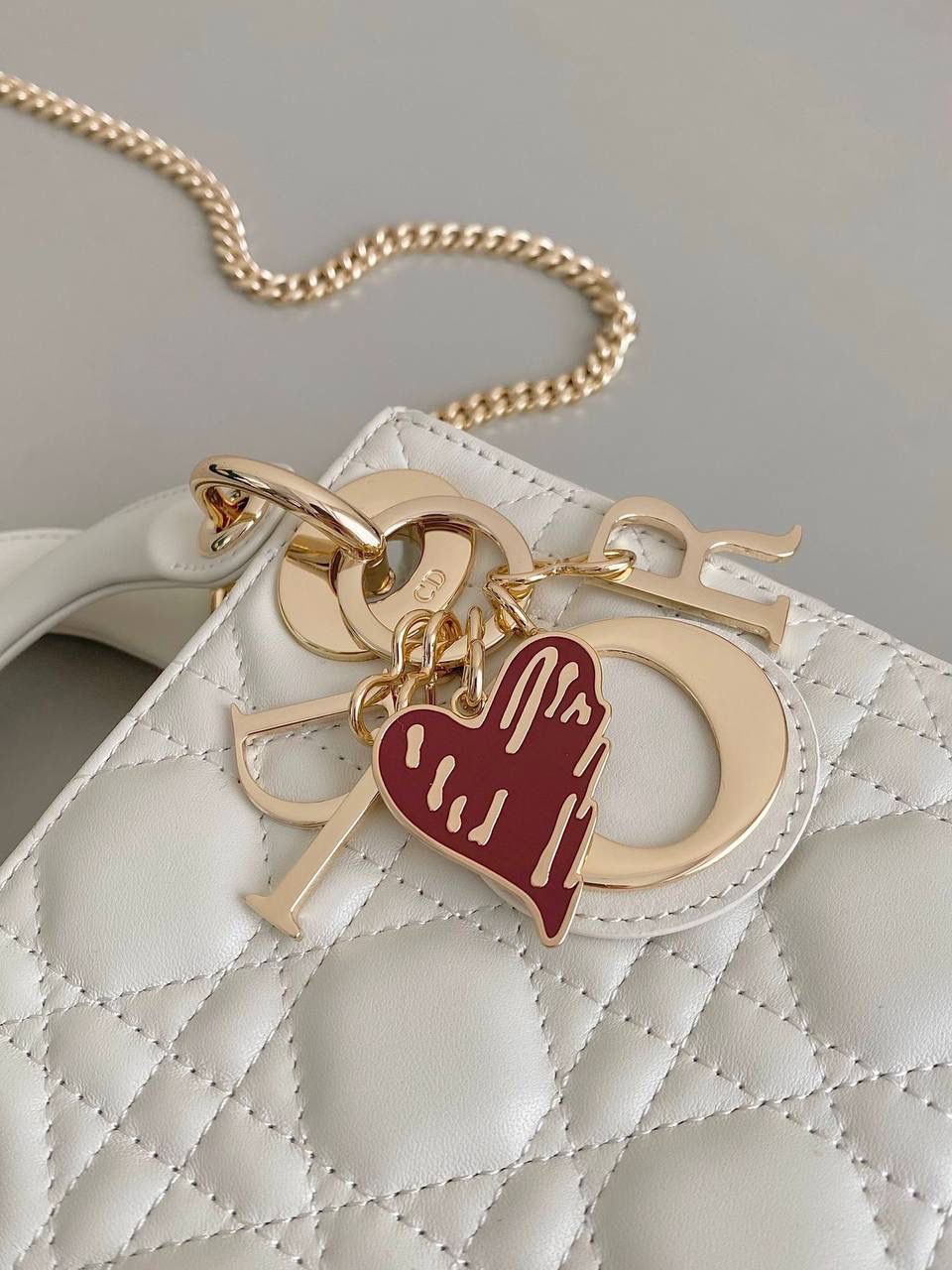 白色🌟 三格 𝗗𝗜𝗢𝗥 𝗟𝗮𝗱𝘆七夕限定 在经典的基础上加了爱心小挂饰 让整个氛围有了爱的烂漫气息 戴妃作为经典的代表，怎么买怎么对 特别手拎时会显得整个人非常温柔优雅 我一直都推荐女生一定要有一只经典款！！ 每个颜色都好好看，完全不需太纠结😍💓 17×15×7cm