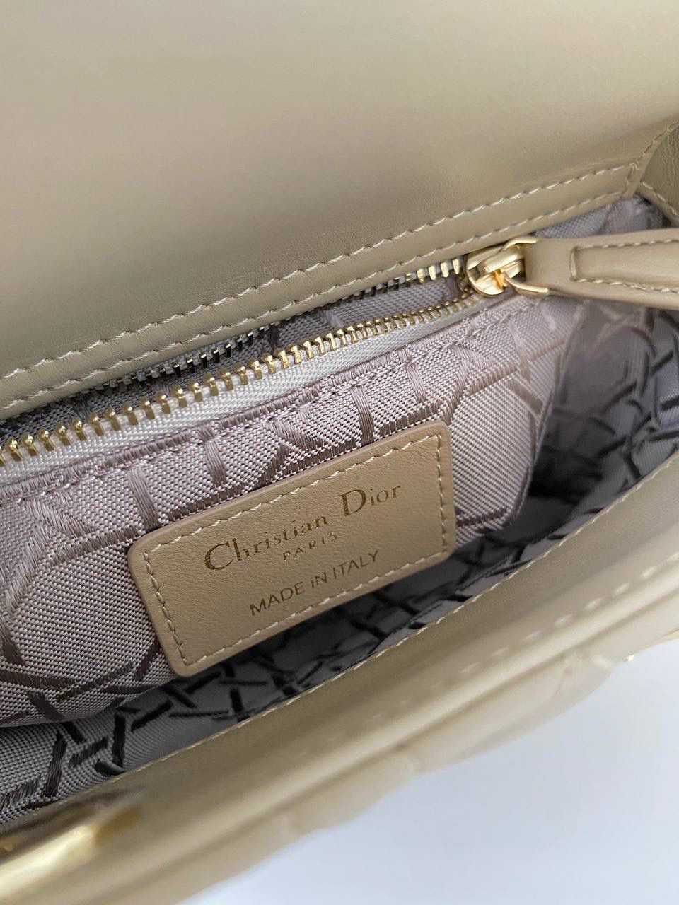 奶茶色🎀𝗗𝗜𝗢𝗥 𝗟𝗮𝗱𝘆羊皮三格 谁能拒绝这只刚出的新颜色啊 救命，真的太温柔了！很显气质 淡淡的色调，看着心情就很好 比去年的奶茶色要深，偏灰调些 进口原厂羊皮➕全钢五金，最高版本❤️‍🔥 17×15×7cm