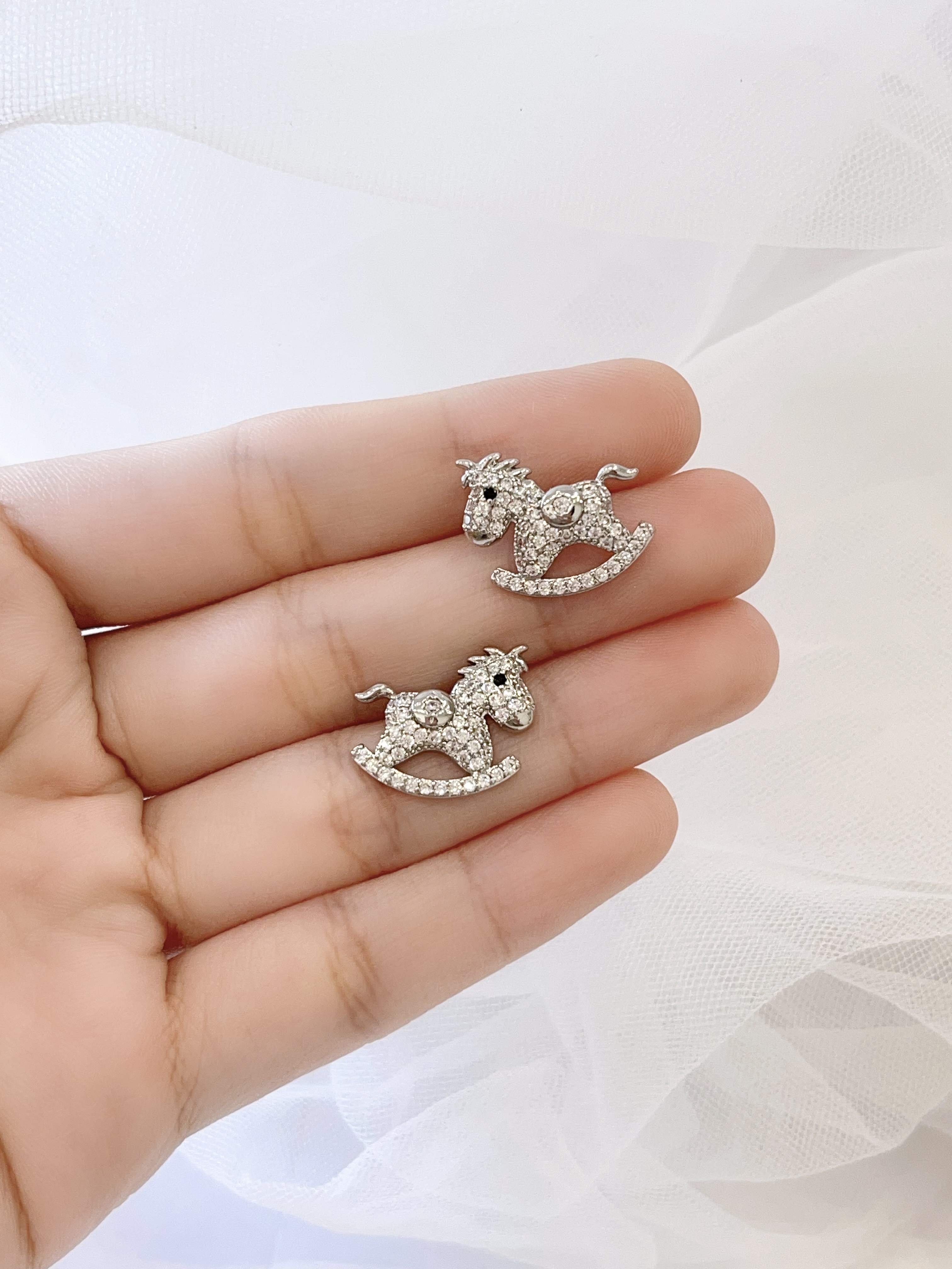 精致甜美锆石小木马耳环