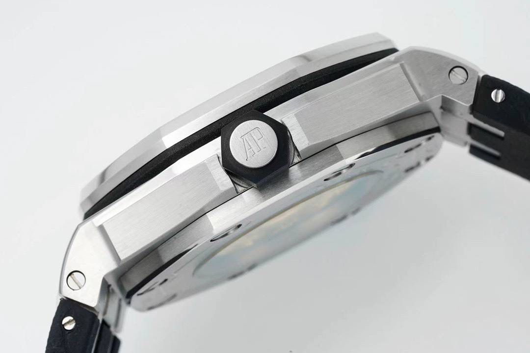 爱彼15710潜水之王！3120一体机芯，打造内在外在最强复刻🔥🔥 1.表壳采用多次打磨，只为了棱角数据吻合，材质触摸感觉一致； 2.最强机芯夹板打磨，特调色18K玫瑰金自动托颜色； 3.最人性化的可松动头粒缓冲区域，确保吻合原装设计； 4.最立体和最工整的盘面“饼干纹理”保证和正品一模一样： 5.最持久的夜光和对的最齐的内应刻度，IPF直击重点。 6.采用原装一致的装配结构，做到细微一致！ 7.最接近原装的指针，切面锋利整齐无毛刺； 8.最接近原装日历放大镜，通透性市面最强； 9.最强蓝宝镜面通透感官，并镀有防眩晕增透镀膜； 最最主要的机芯：采用一体AP.CAL.3120机芯，功能稳定，动力储存原装一致的41小时，外观一致！潜水之王，重新归来！