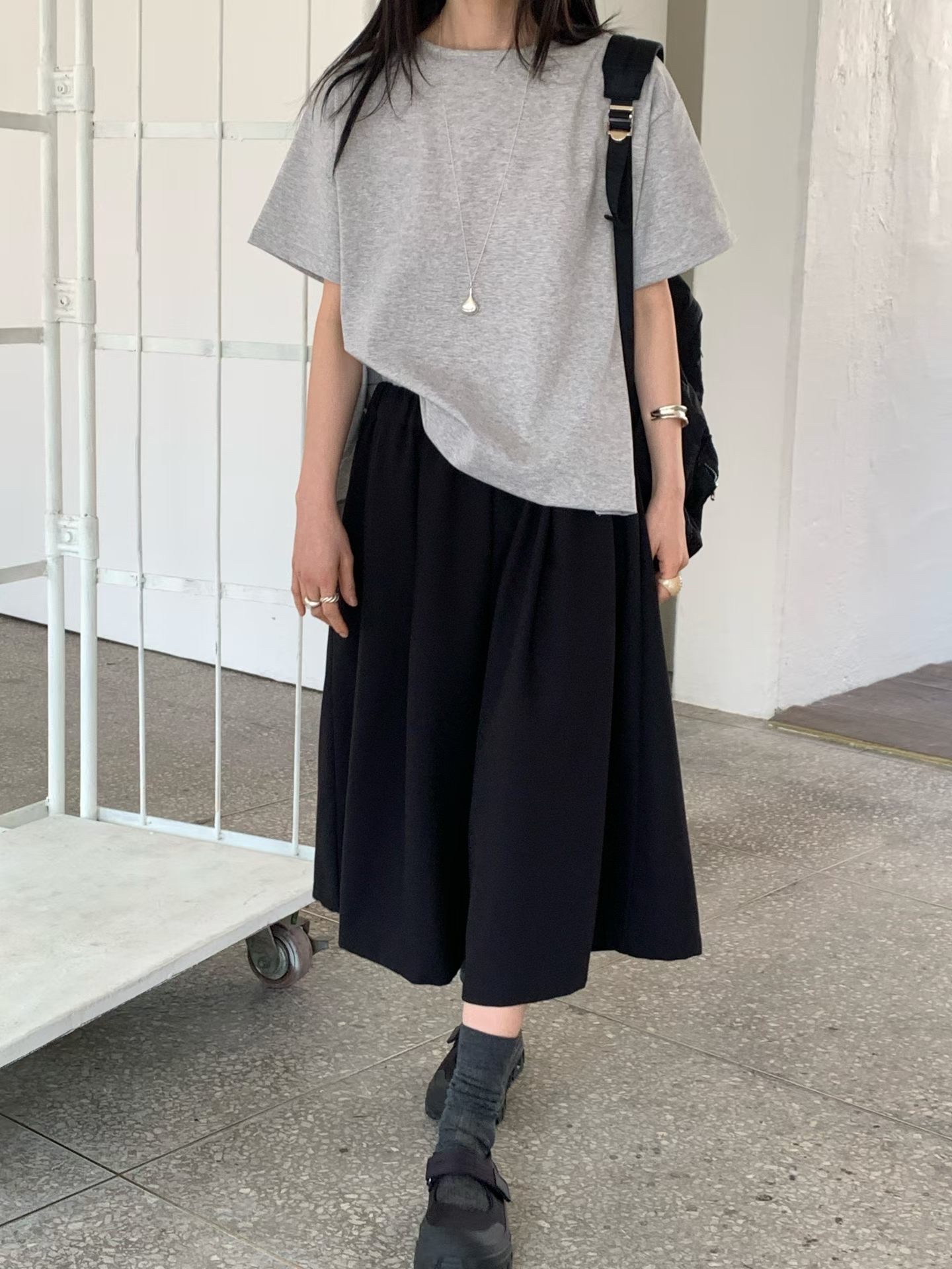 簡約時尚寬鬆短袖線條感上衣