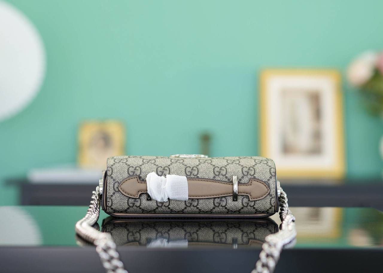 🥯Petite GG系列超迷你手袋 18cm 正品售价¥12.000 GG全新推出的长形包包，轻快又好背 包身硬挺，简单利落很大方~超迷真的特别小巧精致 官方款号 760194 尺寸：18.5x10x4cm