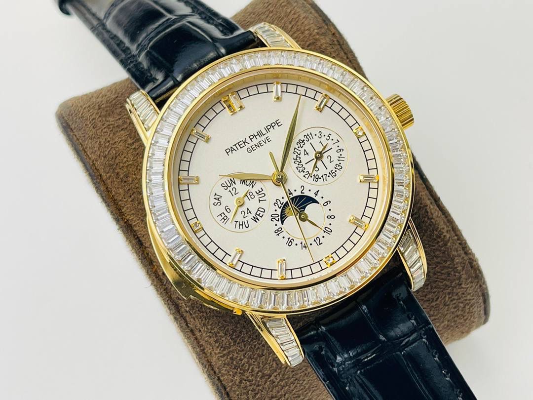 【2022诚意推荐】百达翡丽超级复杂功能系列5073P_010腕表。用心之作，细节方面： 1⃣️突破多层技术瓶颈，机芯型号为CH 29-535 升级版，质量稳定！ 2⃣️尺寸42毫米，与专柜一致。 3⃣️表圈和表耳镶103颗长形钻石。 4⃣️表带搭配意大利头层小牛皮，表扣上镶钻石更显示这块腕表的豪华气质。适合各种商务场合，简敛精致不失优雅！