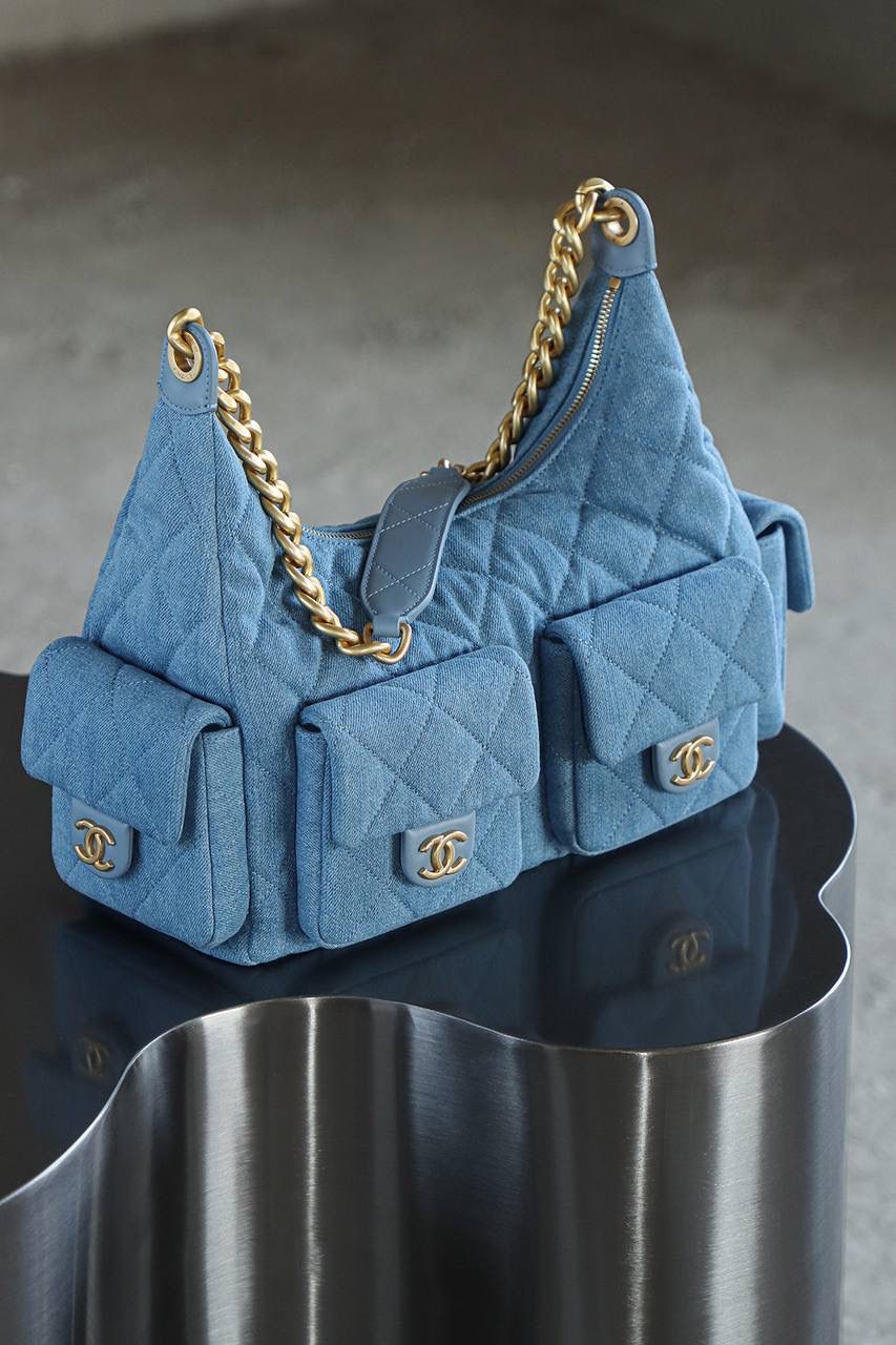 25C Hobo丹宁牛仔大號雙肩包鑒定版👜 一包一碼 支持全球鑒定查驗身份證原廠專G Fashion Art意大利過關清單資料可査詢 25C這一季人氣王者hobo丹寧牛仔，低飽和度牛仔淺藍，超級養眼，可甜可颯！ Jennie同款火到出圈，不管是簡約設搭配還是精緻小女人，都能瞬間提升整體的時髦度！ 五金：厚镀24K复古金 皮料：意大利Fashion Art牛仔 尺寸：27*35*18cm