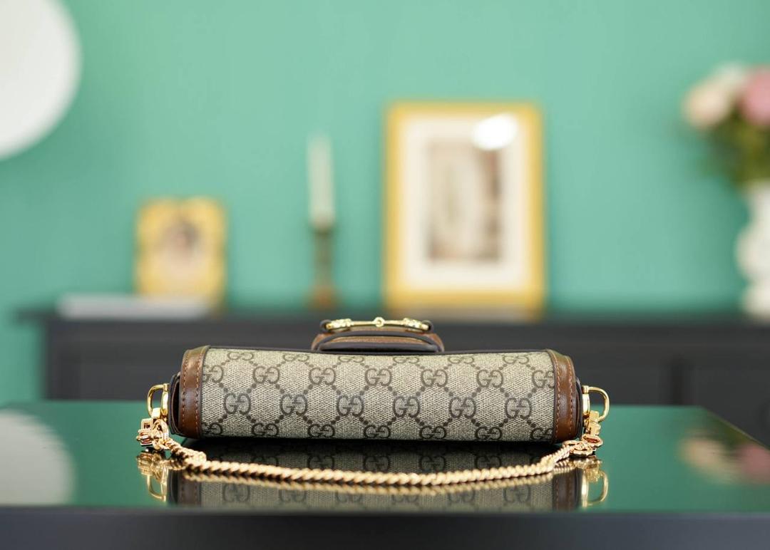 🥯Gucci Horsebit 1955系列迷你手袋 棕色 22cm (原厂皮全铜五金) 正品售价¥12.000 标志性的金属马衔扣搭配经典双G图案 把复古时髦感拿捏得恰到好处 新款的1955二合一马鞍包 包身轻便，且配有一个MINI卡包 主打一个精致便携~ 官方款号 752002 尺寸：21.5x12.5x3cm