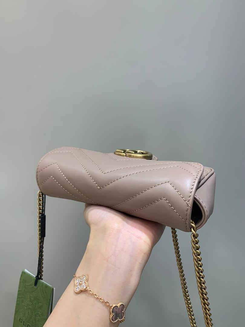 新背景实拍正品级 。经典款奶茶色16.5cm‼️ 温柔气质的颜色代表，可盐可甜，春夏四季的搭配小能手，颜色饱满度很高，皮料质感也是没得说，原厂皮材质都是很厉害的！图片拍不出他的美，实物更美‼️ 型号476433；尺寸16.5/10/4cm