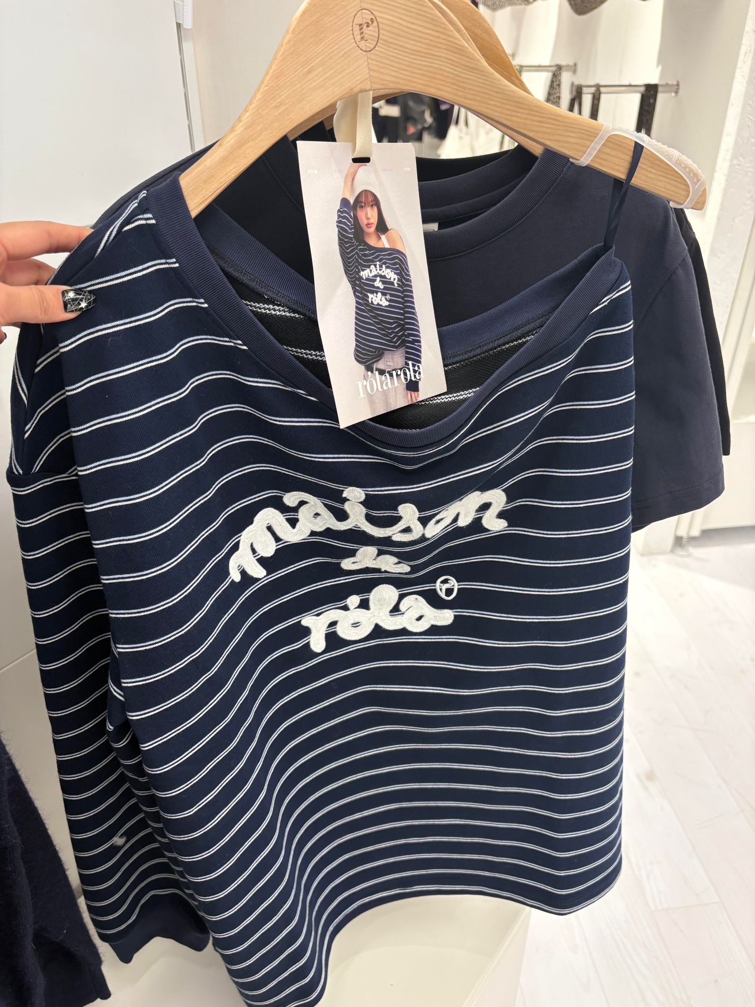 🎀Rolarola 🎀 MAISON DE ROLA EMBROIDERY OFF SHOULDER STRIPE top 張元英同款 原價73000won 獨家折扣優惠 Navy / grey