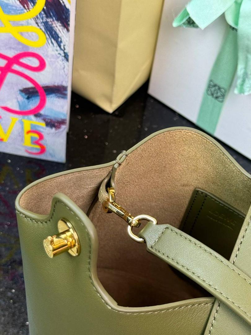 ♥️𝙈𝙞𝙣𝙞 𝙋𝙚𝙗𝙗𝙡𝙚 𝘽𝙪𝙘𝙠𝙚𝙩 ——【橄榄绿】 尺寸：𝟏𝟔-𝟏𝟔-𝟗.𝟓𝐜𝐦 编码：062339 🎈标志性Anagram鹅卵石点缀，配以纯粹简约线条以及瞩目设计风格，诠释全新𝙋𝙚𝙗𝙗𝙡𝙚手袋👜 🎈自带一根🉑拆卸🉑调节的肩带，一包多背，多样化风格，秀场大放异彩😀内里容量超大，日常实用性强👌 🎈配全套专柜礼盒🎁，给你满满的仪式感👀