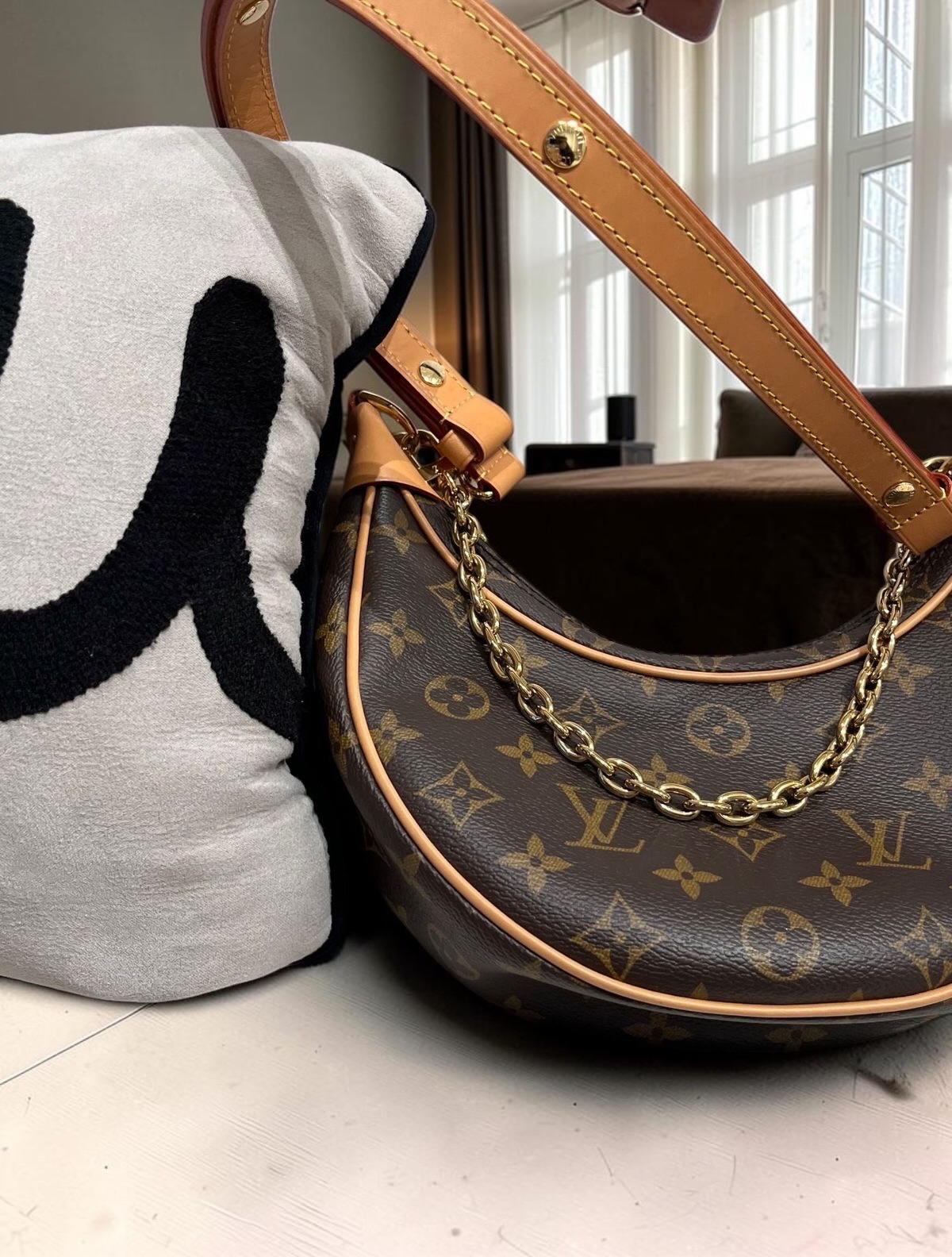 Lv loop hobo monogram M81098 ,100%Authentic, 98%new ✅Dust bag✅Box