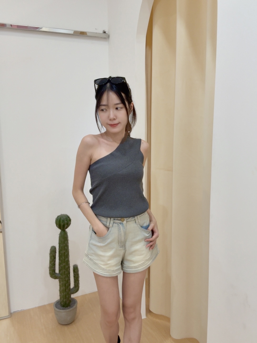 高级感斜领露肩冰丝针织背心上衣 R3074