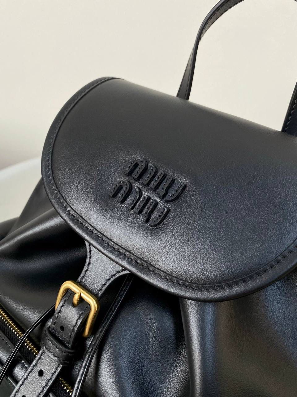 🈶黑色大号 𝐌𝐢𝐮𝐌𝐢𝐮 双肩包·牛皮 万众期待的全皮款双肩包！ 它终于出来了，天天被催爆🤪 只有真的好看好背才能一直被惦记 全皮很有质感，手感超级软乎 自重很轻！容量也感人！ 通勤 上学 短途旅行都可 平常带电脑ipad文件啥的也足够 再挂上可可爱爱的挂件呼呼～ 太好看了！！可以闭眼入 25×29×12.5cm #F0060m