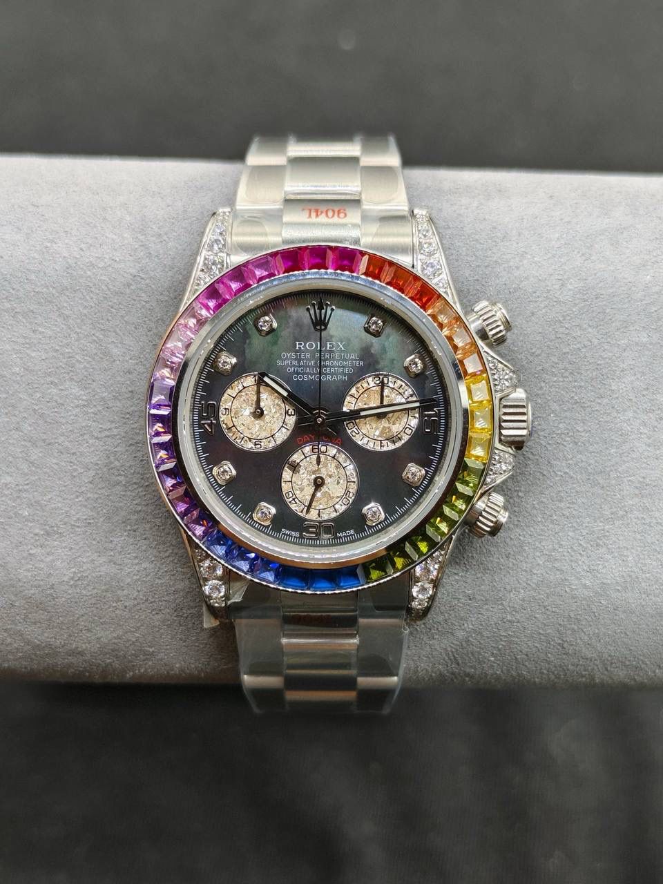 劳力士 ROLEX 迪通拿系列 🎮宇宙计时型迪通拿40系列——904精钢 1⃣️采用天然藏青贝母面双重真铂金小眼，每一张都精挑细选，秒杀其它现有版本的细节和做工！ 2⃣️厚度12.4mm，🎮 采用7750机芯，一档调时，中间不再有日历空档，计时功能一切正常使用！ 3⃣️超级904钢材质，蓝宝石镜面！每个细节都做到了极致！欢迎品鉴！🎮