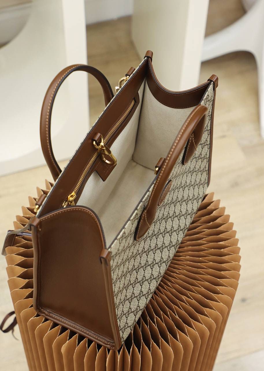 𝙂𝙂 𝙏𝙤𝙩𝙚 正品皮 #659983# ✔️尺寸：31*26*14cm 这一届的托特造型，又掀起了一阵大家的欢呼声，这设计师，简直太懂大家了，托特的造型，已经被大家深受喜爱，这复古独特的味道，更加绝了，干净利落的造型，简直男女都可以拥有，现在的设计师，不仅在造型上做到了顶峰，更是满足日常男女的需求，大容量的容纳设计，更是在外观且实用性上并存！👜✨