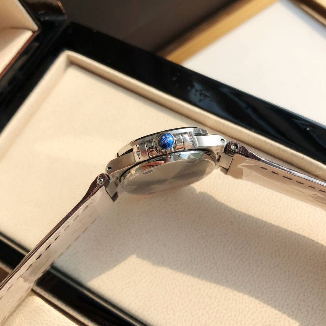 堪称一绝钢表之王，最美女款百达翡丽7010R鹦鹉螺 32mm银色深灰色 表徑精巧独特舷窗结构表壳，完美优雅风格，采用不锈钢18k镀玫瑰金。水平横纹浮雕图案的表盘。表圈镶嵌46颗天然南非钻石💎美洲鳄鱼皮表带‼️