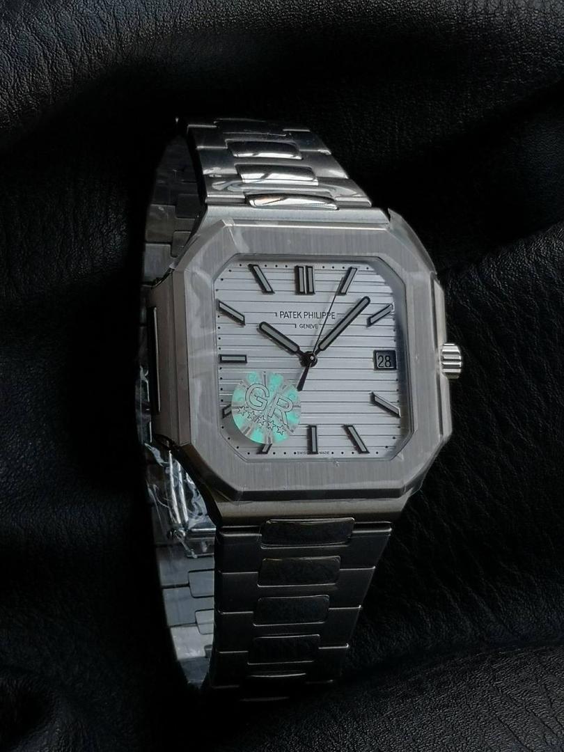 百达翡丽 方形 新系列CUBITUS 5821腕表 亮点特色：1️⃣机芯:搭载定制9015改Cal.26-330 SC一体机，调时不停秒，调时不停秒，摆轮位置均与正品一致，自动上链机芯。2️⃣钢带:316L定制级人体工程学表带，新扣款式。3️⃣表壳:尺寸45毫米厚度仅8.3mm，为表壳对角线长度(即10点位至4点位),因为表壳近似于方形，上下边的宽度会小于这一数值，所以视觉效果并不是很大。 搭配上，5821属于运动风格腕表，日常搭配正装和休闲风格也可以。