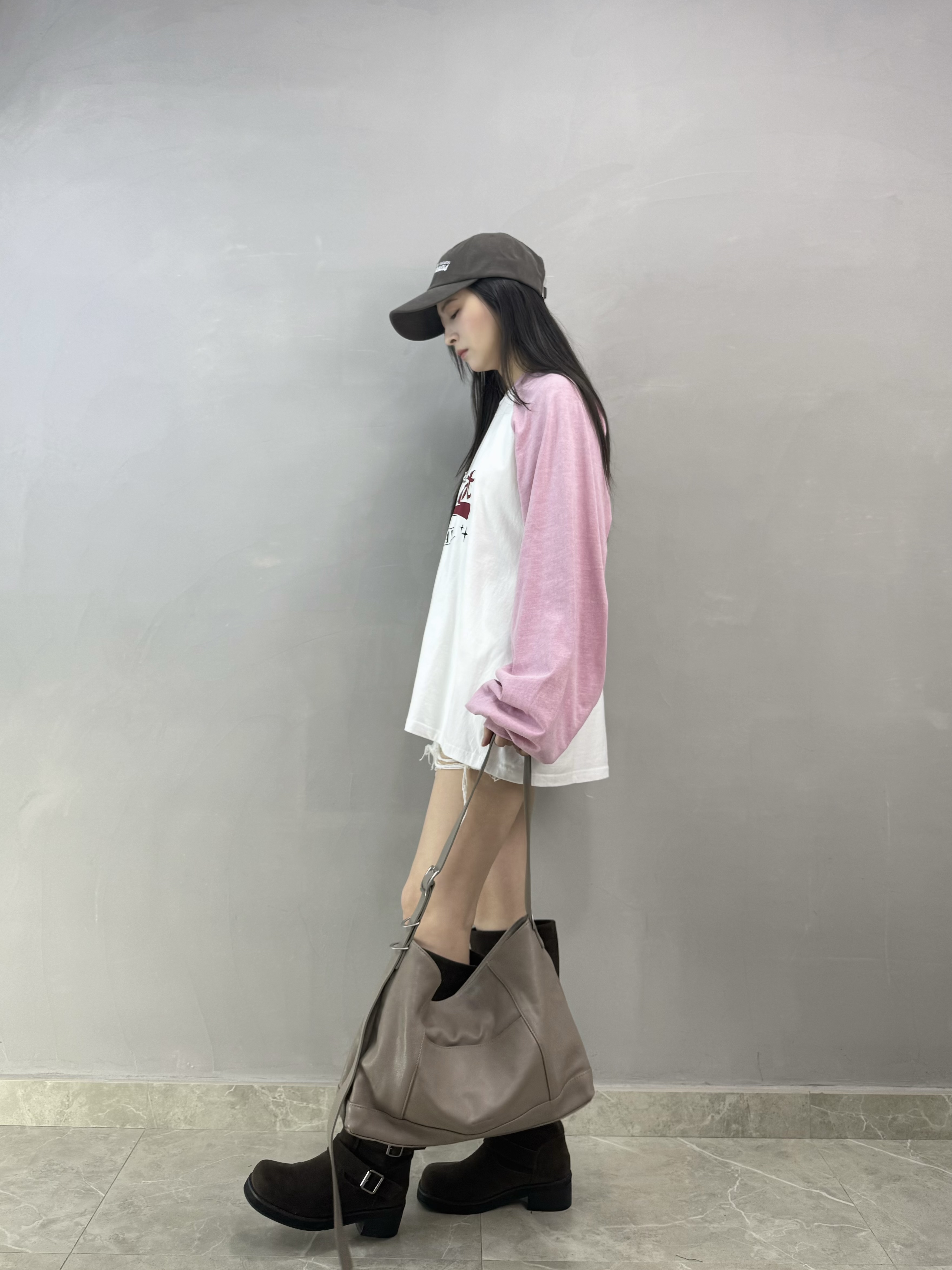 I23 牛角英文字長tee