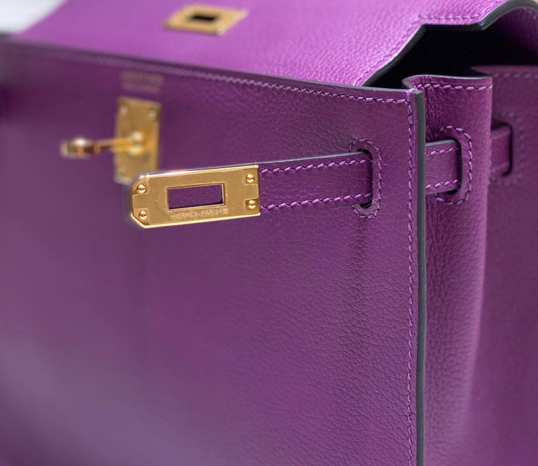 『海葵紫·金』 ‘’Kᴇʟʟʏ ᴅᴀɴsᴇ • Evercolor 🎀 时尚圈就是一个圆！ 最厉害的就是六种背法： 斜背、侧背、肩背、腰包、背包、手包 集美们一定要安排起来‼️ 22Cm