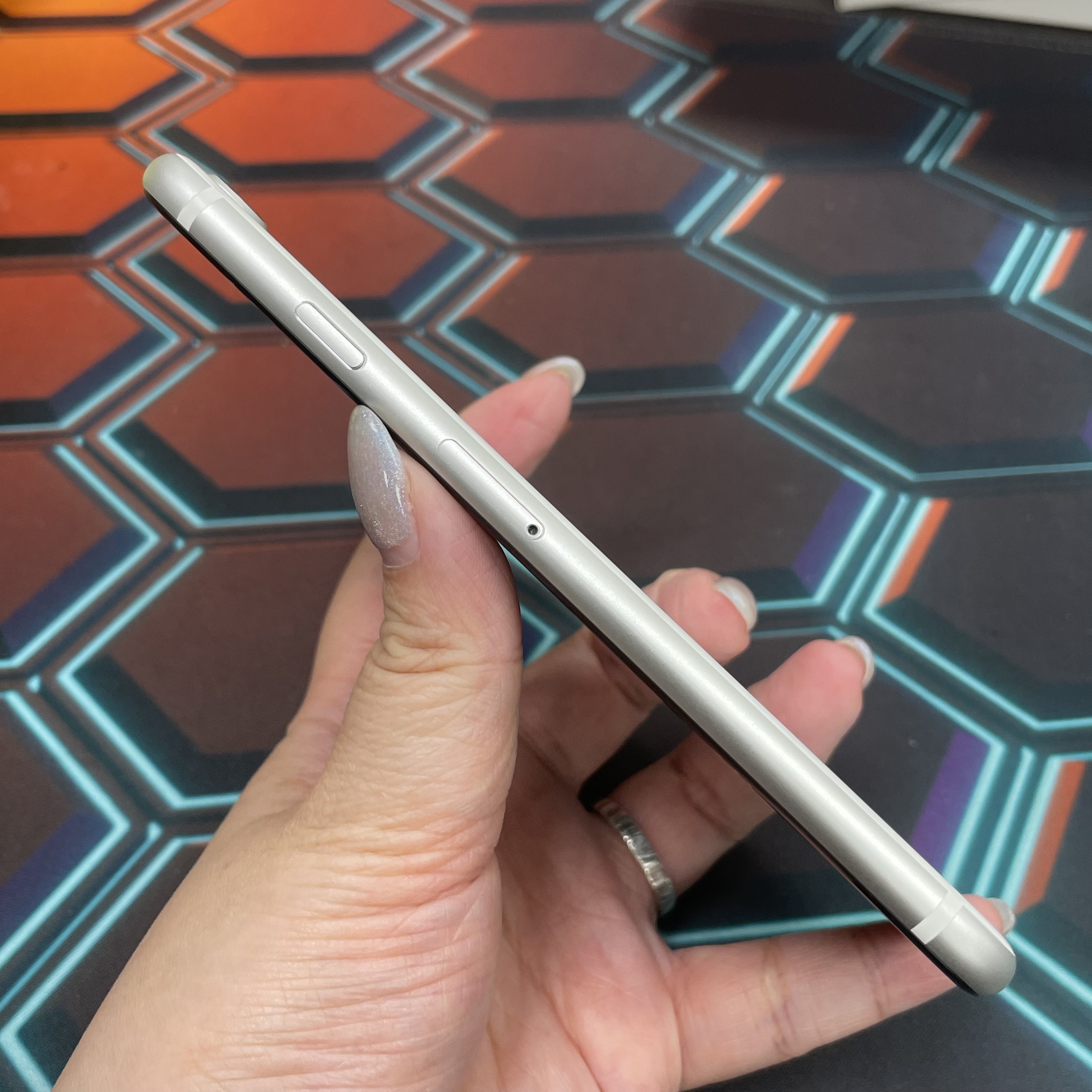 *7049 SE 2 勁靚機 128GB 電75 白色 white
