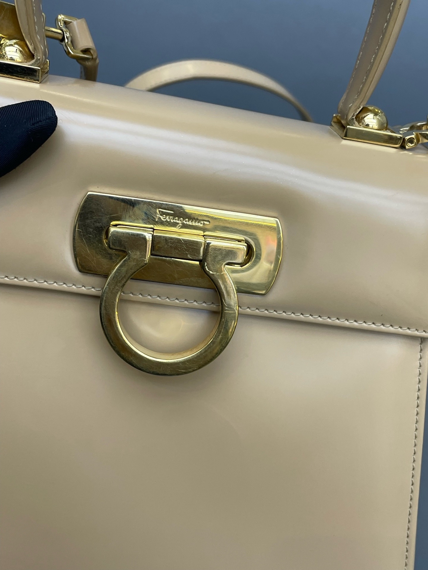 【預訂貨品】Ferragamo現代款奶茶色mini tote