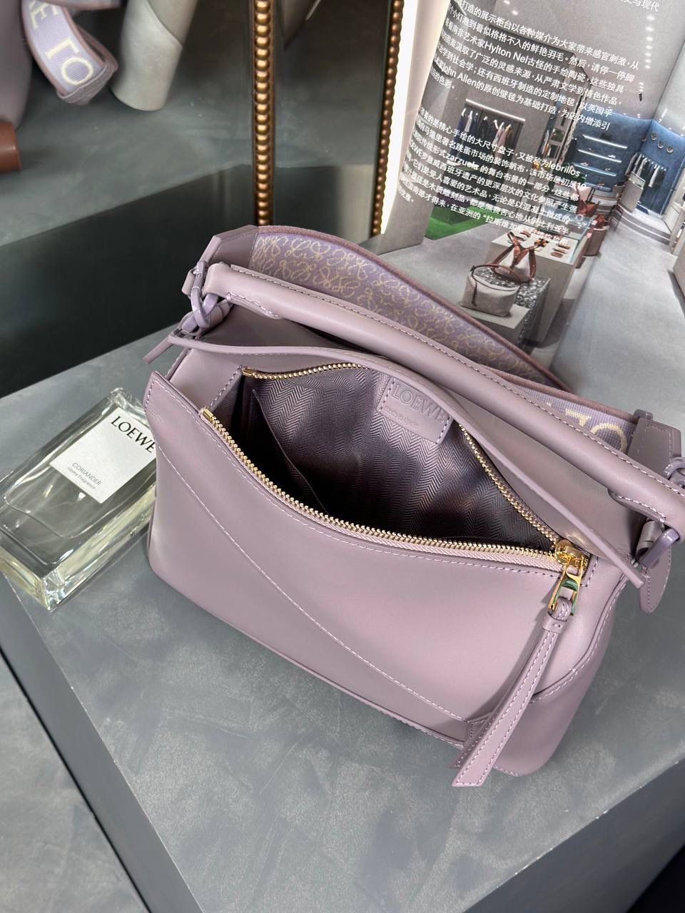 𝙿𝚞𝚣𝚣𝚕𝚎 𝚎𝚍𝚐𝚎 【朕品】 - 23早春🔥 尺寸:24×16.5×10.5cm 编码:052239香芋紫 灵感来自于中国古代陶瓷的单色釉料，在原本经典几何造型升级改版，采用同色系五金配件，同色系提花肩带（可调节长度）和同色系陶瓷小兔子挂饰。 除了色彩上的灵感，单色釉的缎面牛皮革材质，更加光滑柔软，给包包增添更多新鲜感，以现代视角诠释着单色釉的至雅之美❤️