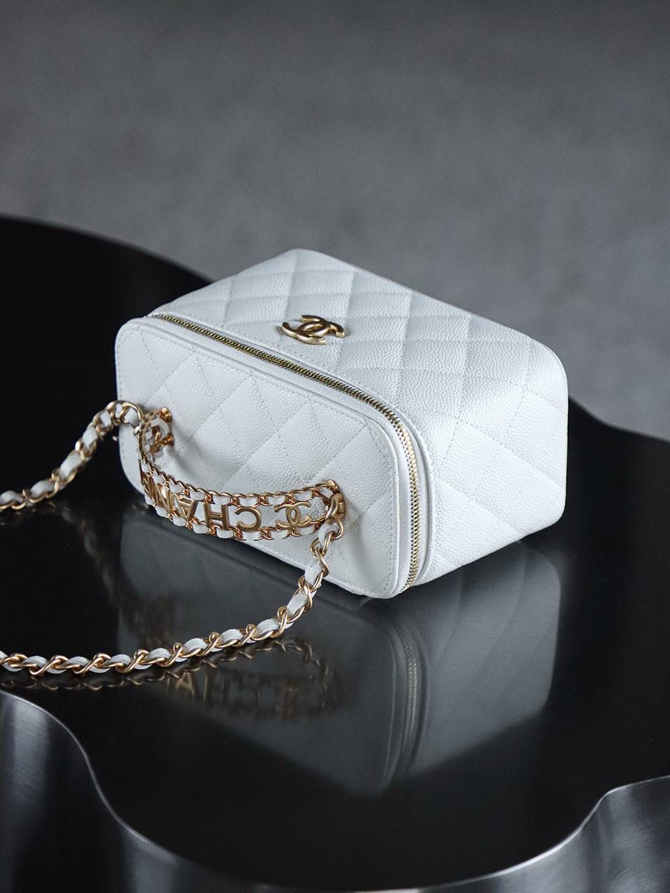 22S鏤空化妝包鑒定版 👜 一包一碼 支持全球鑒定查驗身份證原廠專G Haas皮料過關清單資料可査詢 原來這才是心動的感覺🤍 22S鏤空小盒子的出現，把精緻復古寫在臉上，白金牛簡直是白富美的標配，沒有哪個女生能拒絕帶鏡子的化妝包吧，最大號的手機也能放得下，實用性滿分！ 五金：厚鍍24k復古金 皮料：Haas原廠中球小牛皮 尺寸：16*10*8cm