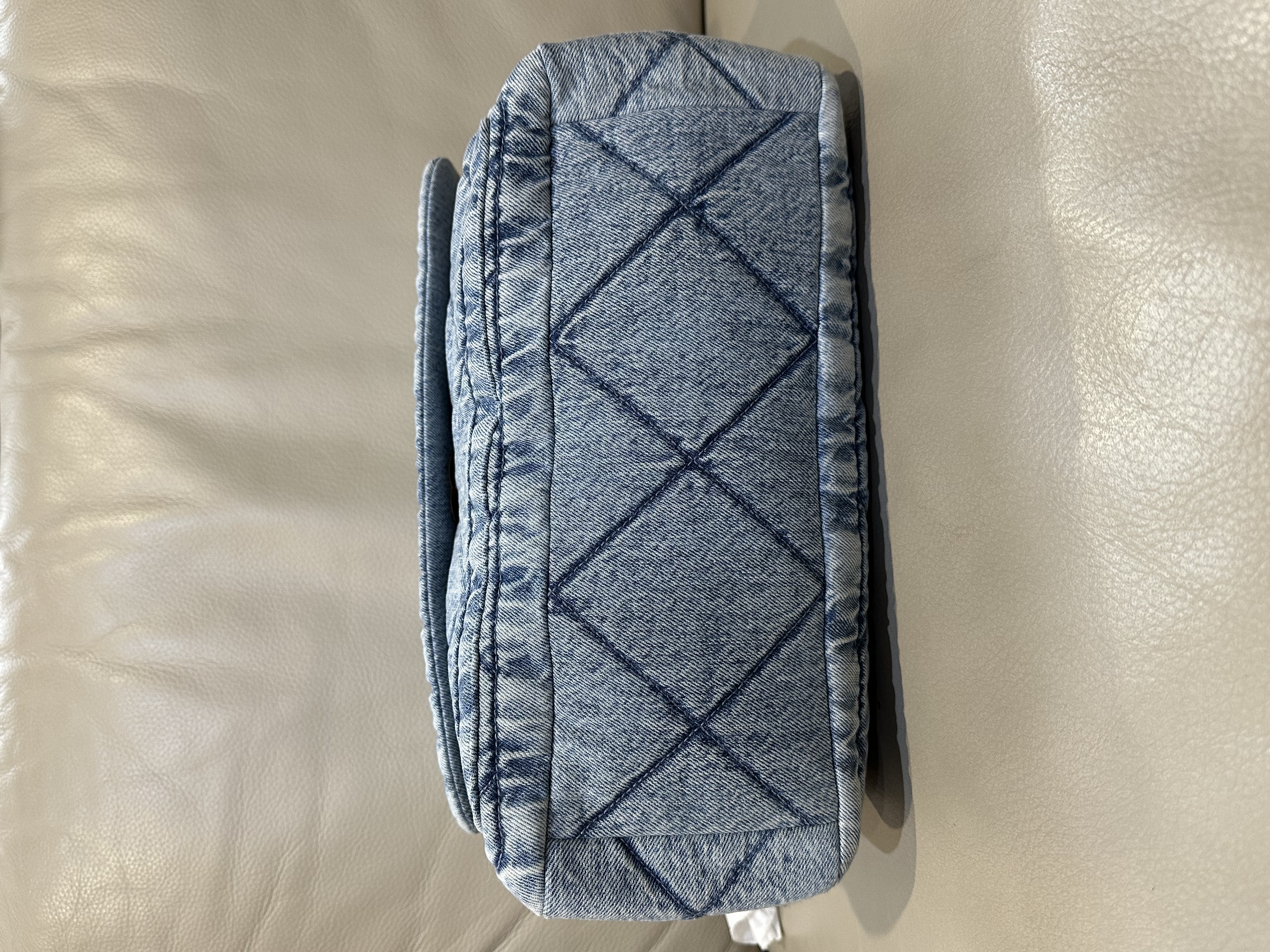 Pre-Owned  Chanel Light Blue Denim Hobo Bag / Product Code: 26040519