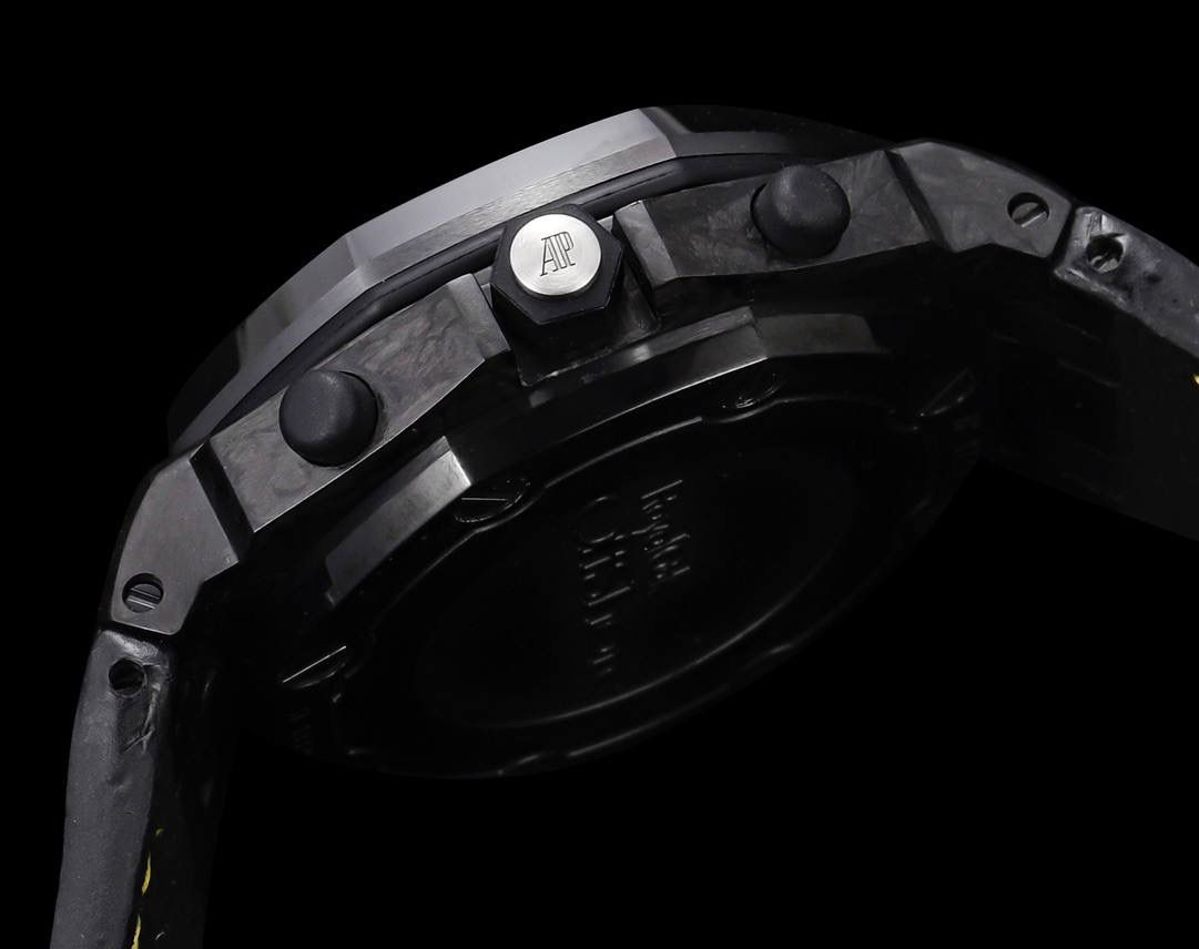 🚀皇家橡树离岸型26400/26238/26470系列正式登场！款式最全，做工最好的爱彼计时款腕表来了，有做工好的顶级货😍💯廉价的小厂货就别去考虑了！ 1，机芯采用12位小秒的定制版3126计时机芯，完美还原原版所有功能。经过精密打磨，大大加强了其稳定性。 2，其中碳纤维系列表壳采用全新碳纤维复合材料——「Carbon TPT® B.4」打造，这种高科技材料比常规 Carbon TPT® 密度提高4%，纤维硬度提升15%，树脂强度提升30%，材料结构经过各项异性优化，保持轻盈同时无比坚韧，提供迄今最强的抗冲击性能。 3，字面颜色均采用目前最先进电镀技术，非几年前的简单喷漆技术。每一个巧克力格纹装饰，通过CNC级别打磨，无限接近原版。 4，同步原版搭载微微活动头粒，胶带采用进口氟橡胶材质，皮带采用美洲鳄鱼皮材质，更加耐磨耐造。