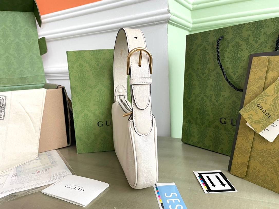 👜aphrodite系列 型号:739076 尺寸:21*12*4 手袋向20世纪90年代末和21世纪初流行款式致敬，以全新廓形演绎，将经典设计与流行配色和富有辨识度的双g配件融于一体，打造时尚前卫且别出心裁的包袋造型。这款肩背包以黑色软皮匠心打造，巧妙融入金色调拉链开合.🔥🔥