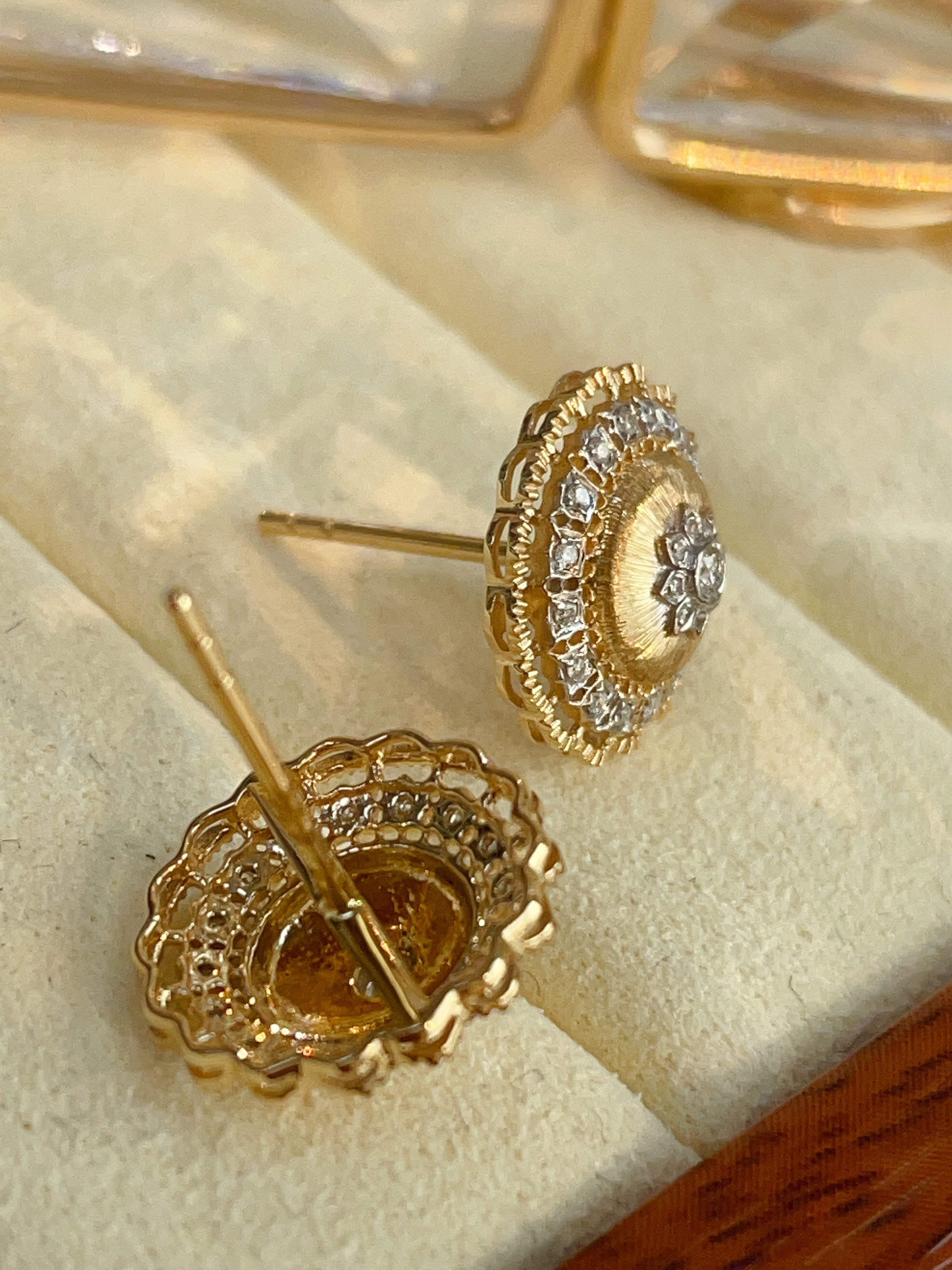 18K Gold Vintage Sunburst Diamond Stud Earrings N031332