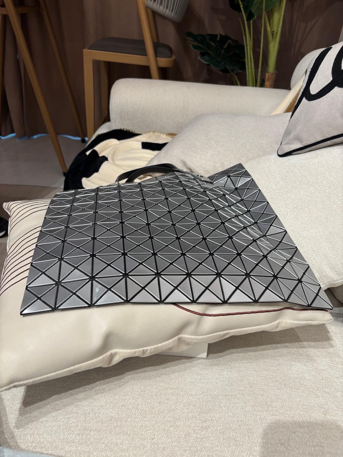 Issey Miyake Bao Bao Tote Sliver 100%Authentic, 98%New ✅Dust bag