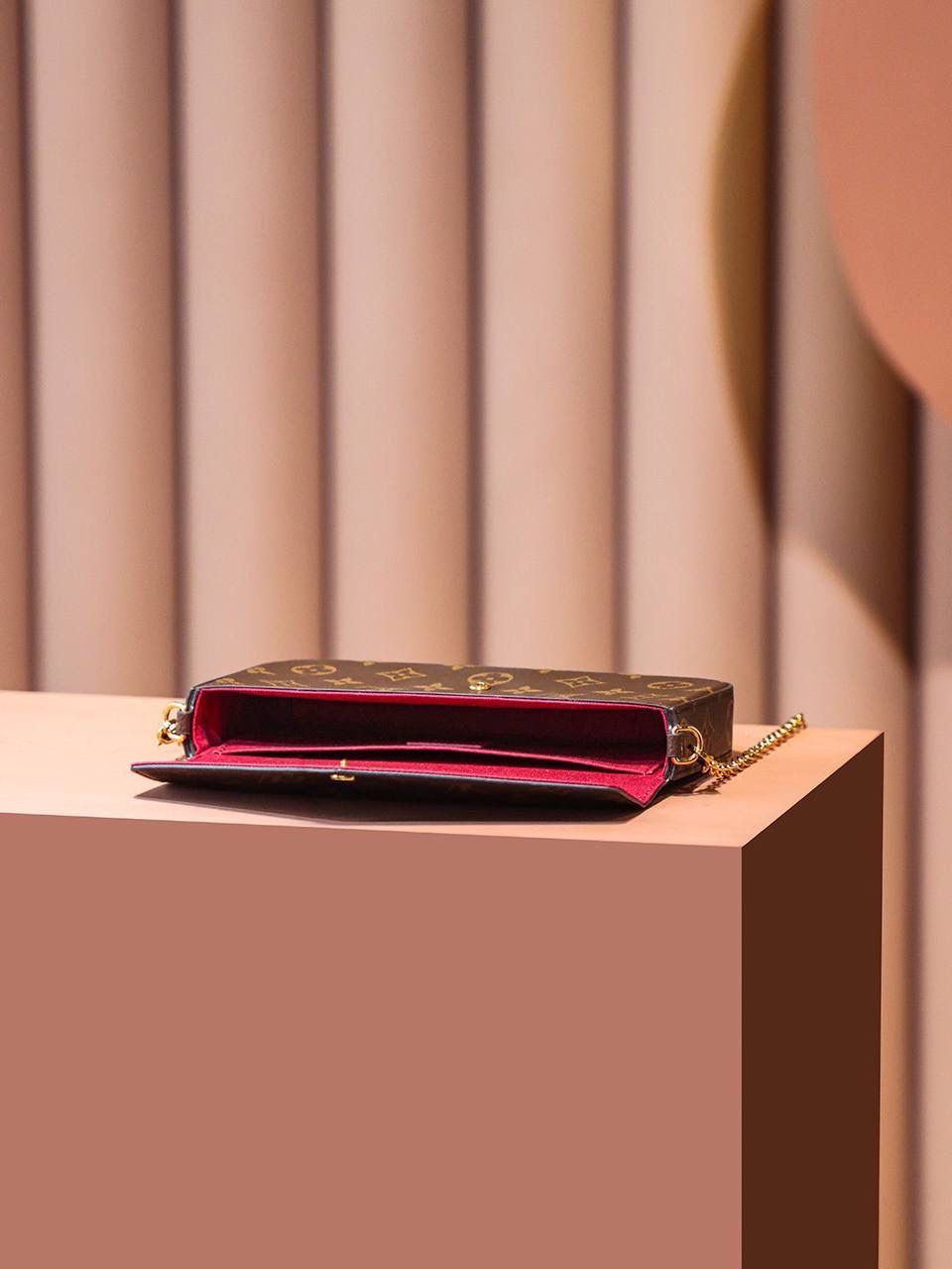 𝐏𝐎𝐂𝐇𝐄𝐓𝐓𝐄 𝐅É𝐋𝐈𝐂𝐈𝐄 老花👜✨ ▪️尺寸：21*12*3cm▪️ 经典永不落幕的性价比之王， 三合一链条包，非常值得入手的经典著作，逆天的性比价，使用率非常高， 一年四季都可以搭配，而且还可以拆分开单独使用，看似很精致小巧，容量非常实用，可以单肩，腋下，斜挎背，多种背法，🔥一包三用，必入的经典神仙单品！🤟🏻