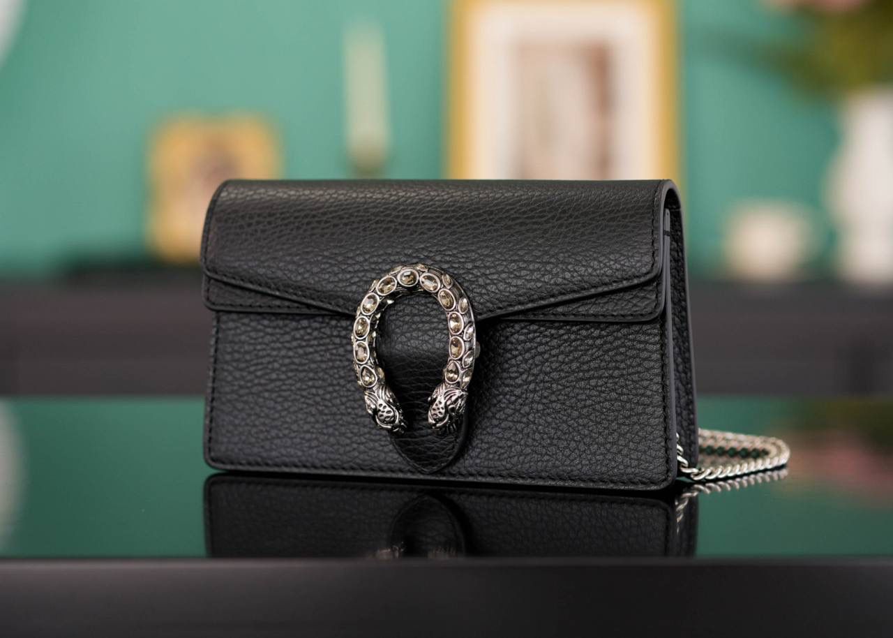 🥯GG Dionysus系列超迷你手袋酒神 黑色钻扣 16.5cm 正品售价,700 GG家小包推荐，酒神里面的经典款 经典酒神扣搭配原厂小牛皮全皮黑 出镜率非常高 简直是穿搭利器 官方款号 476432 尺寸迷你：16.5x10x4cm 小号：28x17x9cm