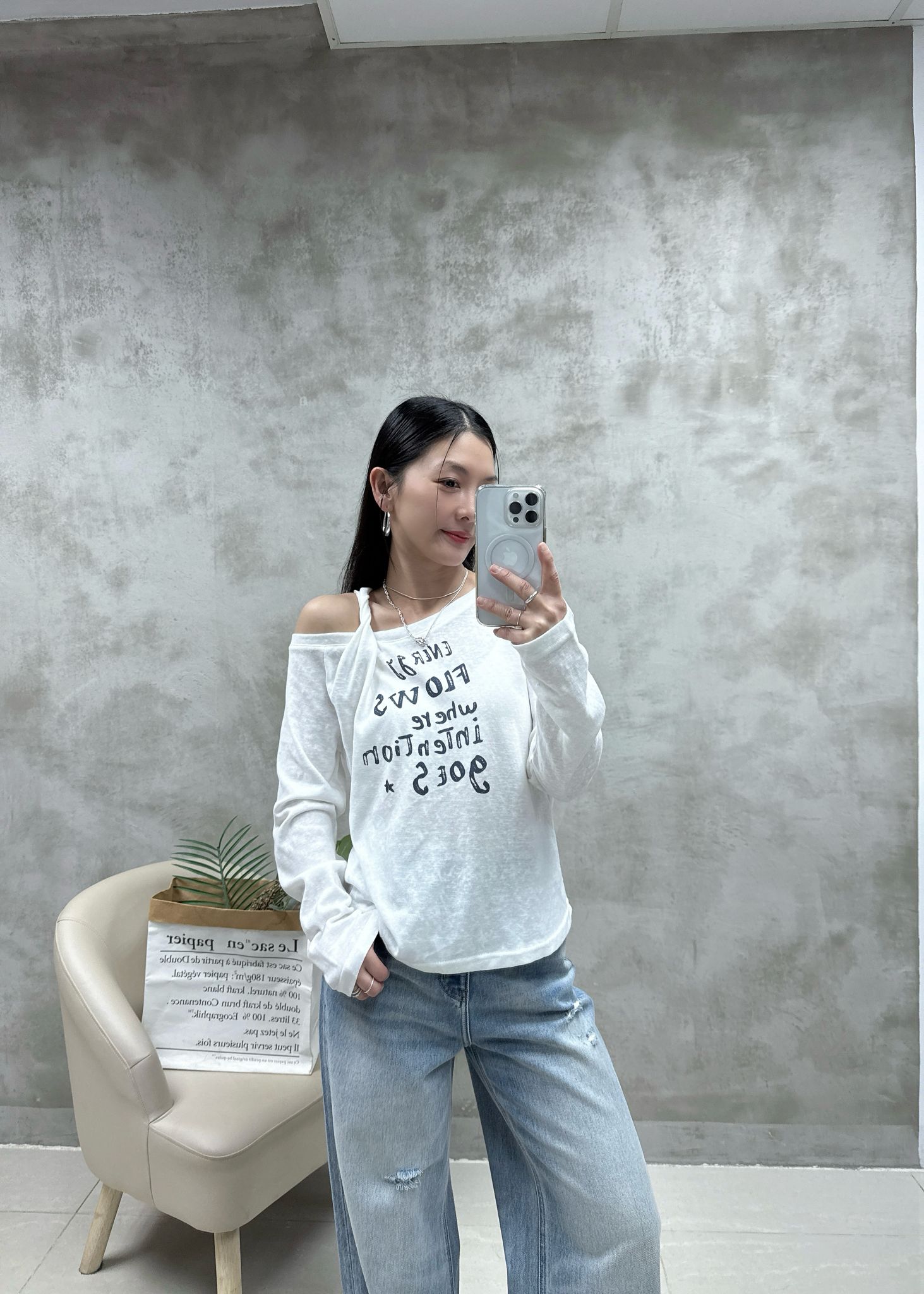 A10 扭結露膊英文字Top