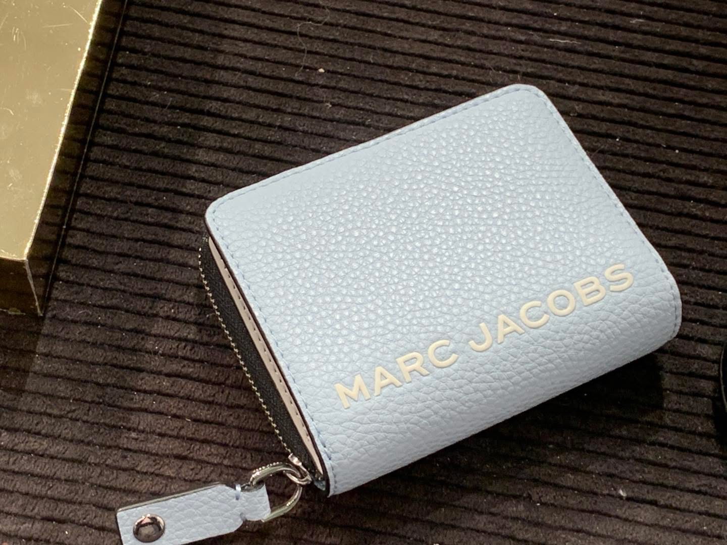 ✈️🇺🇸🇨🇦柔和舒服嘅天空粉藍色Marc Jacobs 短摺銀包現貨🩵🩵