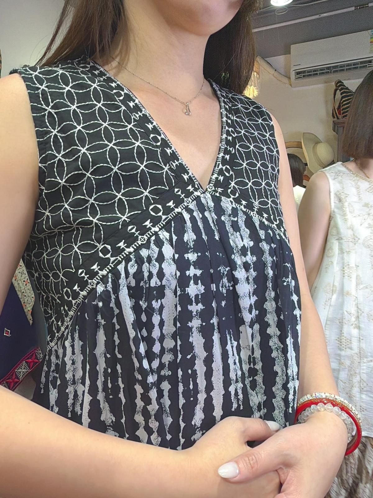2190 Black & White V-Neck Sleeveless OP 47"