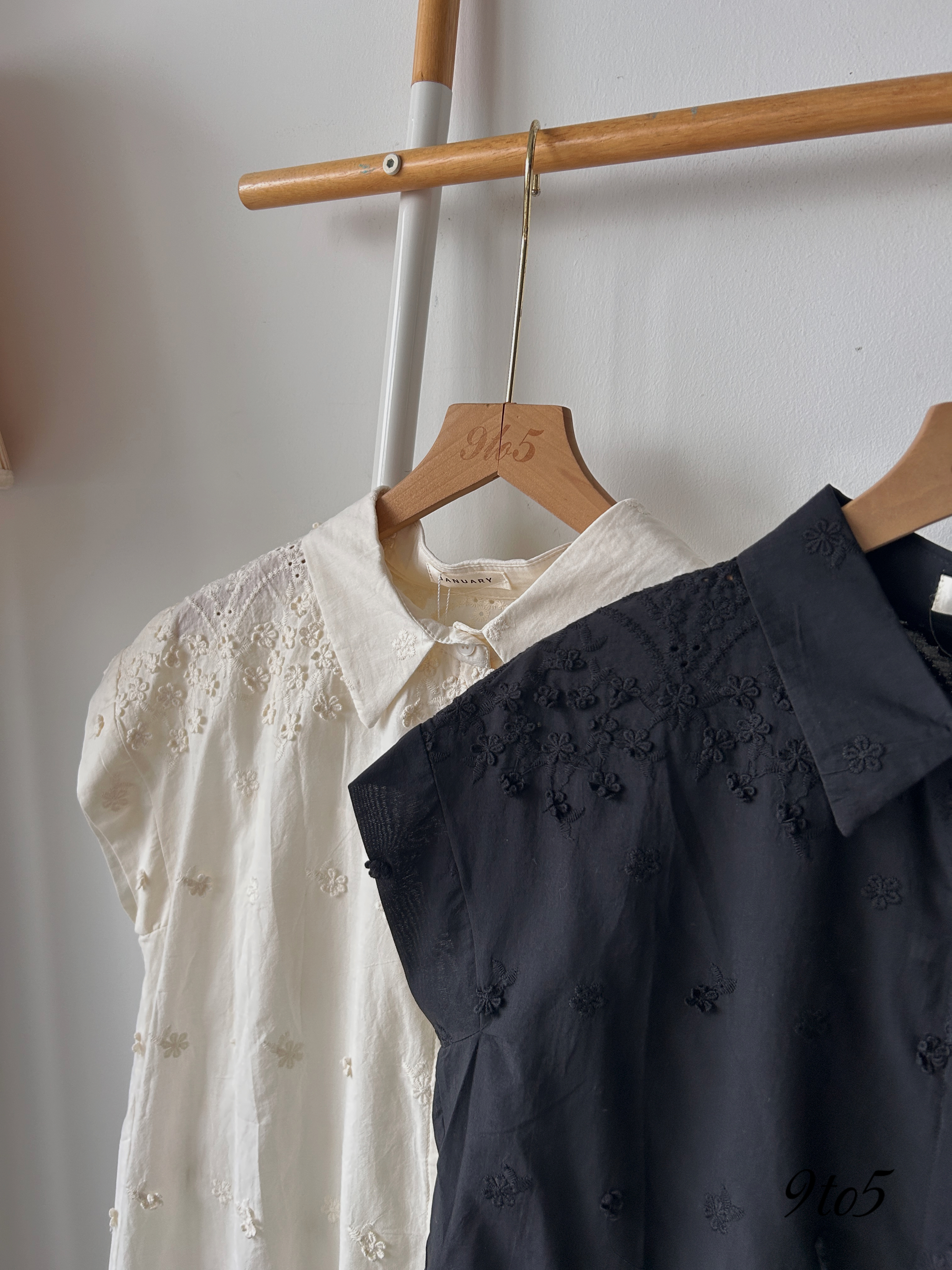 T4009 Cape Sleeves Shirt - Black &Cream