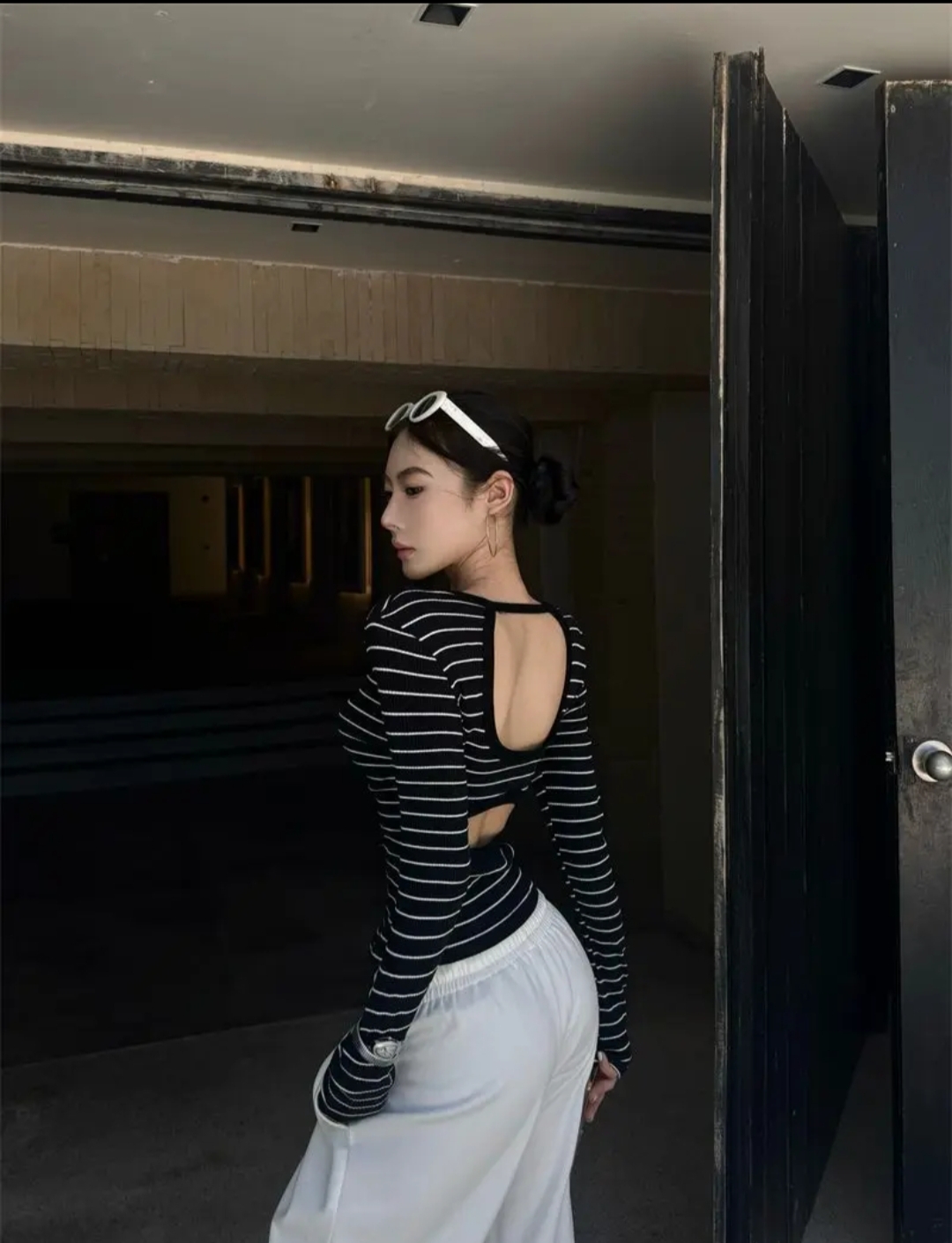 Back Double Cut-Out Striped Slim-Fit Long Sleeve Top ‖ 背部双镂空条纹修身长袖上衣 KR013138903