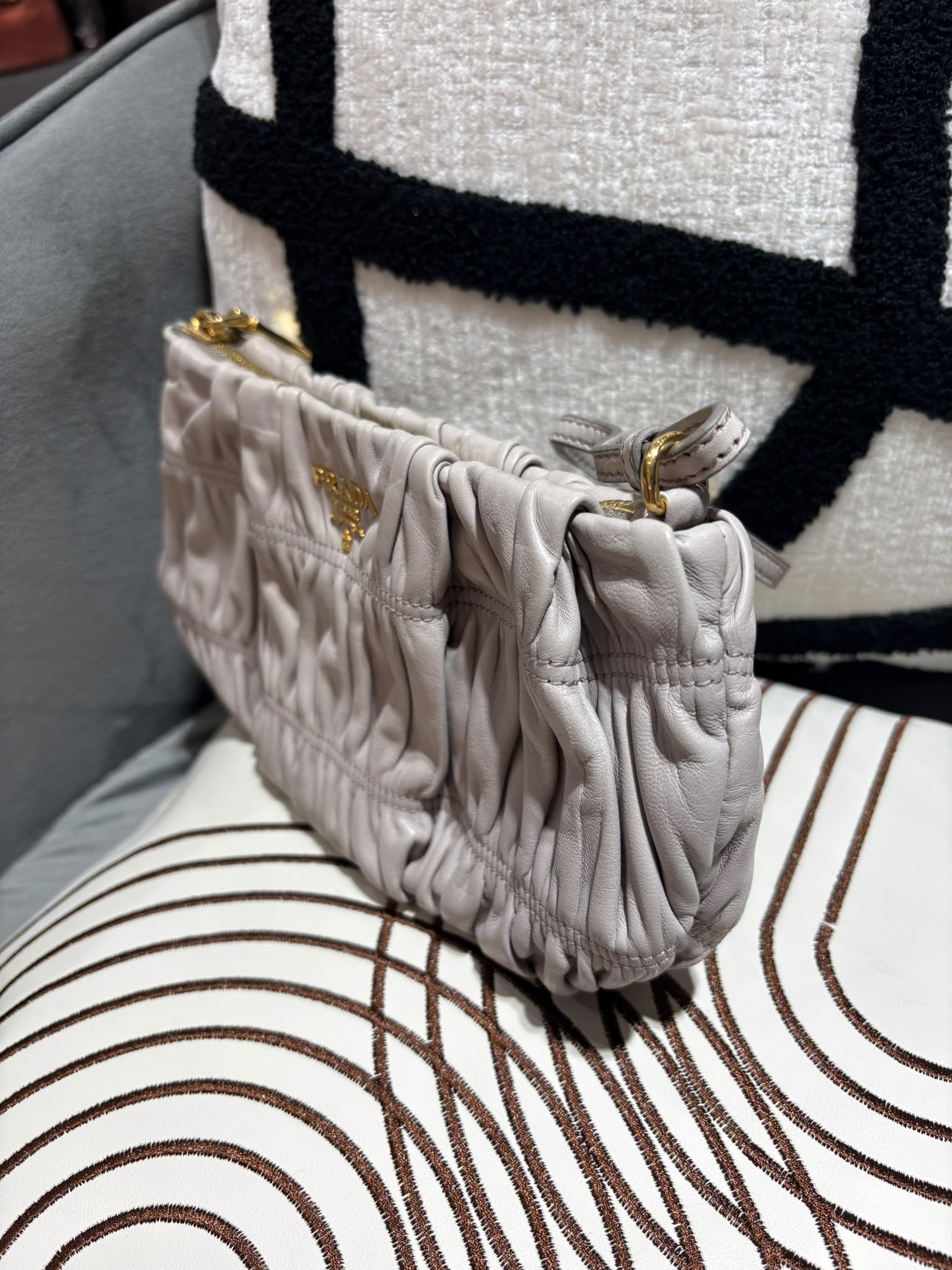 Prada pouch grey灰色clutch bag 100%Authentic ,95%new