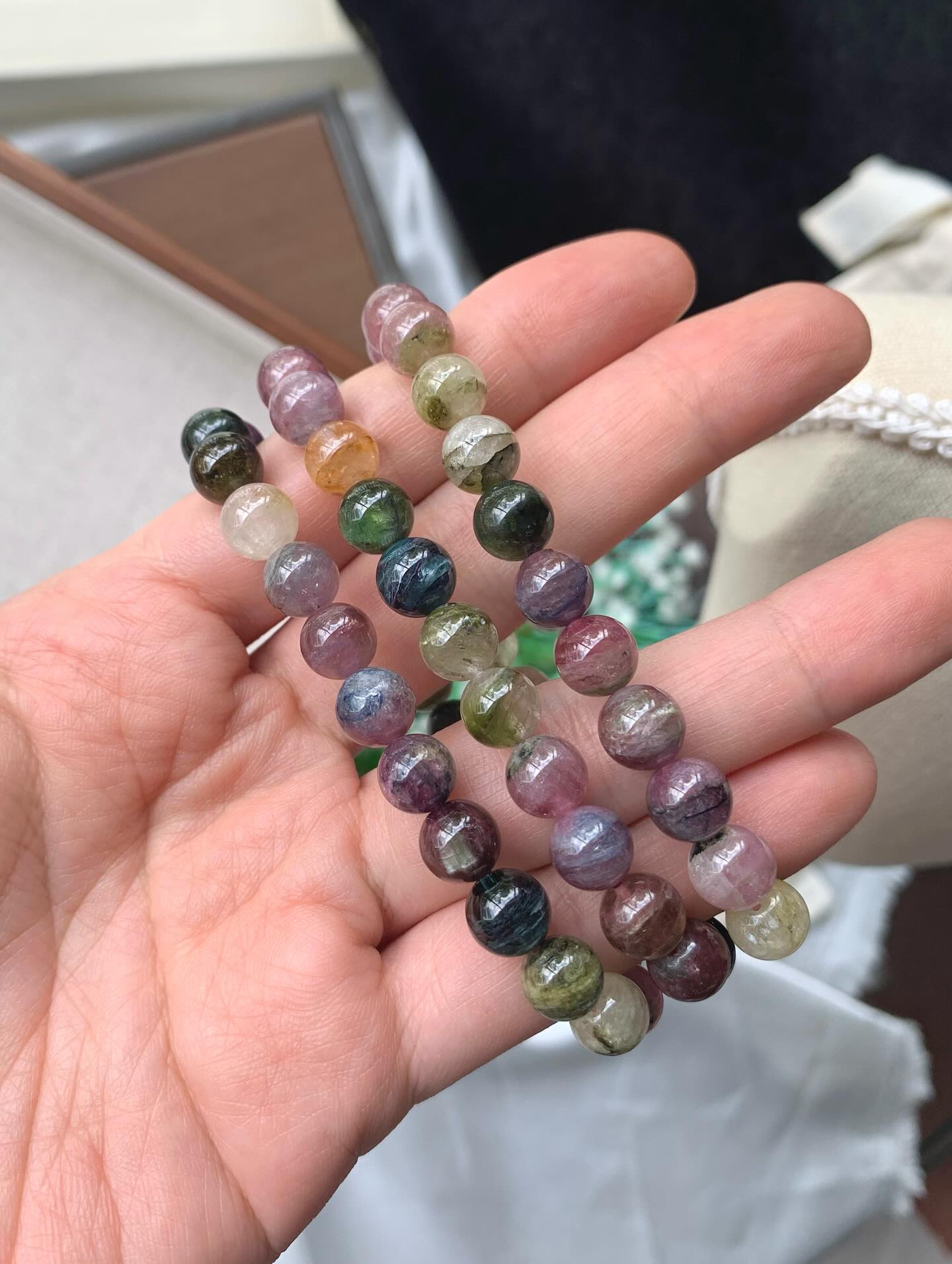 西瓜猫眼碧玺 ｜Tourmaline Cateyes 8m+ RM88猫眼西瓜碧玺的功效包括促进身体健康（如改善气血循环、延缓皮肤衰老），提升精神和心理状态（如增强自信、平衡情绪、提高直觉力），以及增强事业运和人际关系，并具有一定的辟邪和保护作用Watermelon tourmaline is believed to promote emotional healing and balance, with specific benefits including calming restless energy, reducing self-criticism, and fostering compassion. It’s thought to connect with both the heart and the mind, supporting emotional well-being and bringing a sense of peace and clarity. This stone is also linked to planetary influences of Venus (love and relationships) and Saturn (structure and authority), making it a stone associated with love and stability#watermelontourmaline #tourmaline #crystalhealingjewelry  #crystalbracelet #西瓜碧玺 #西瓜碧玺手串 #天然水晶 #蓝碧玺 #gemstone #naturestone